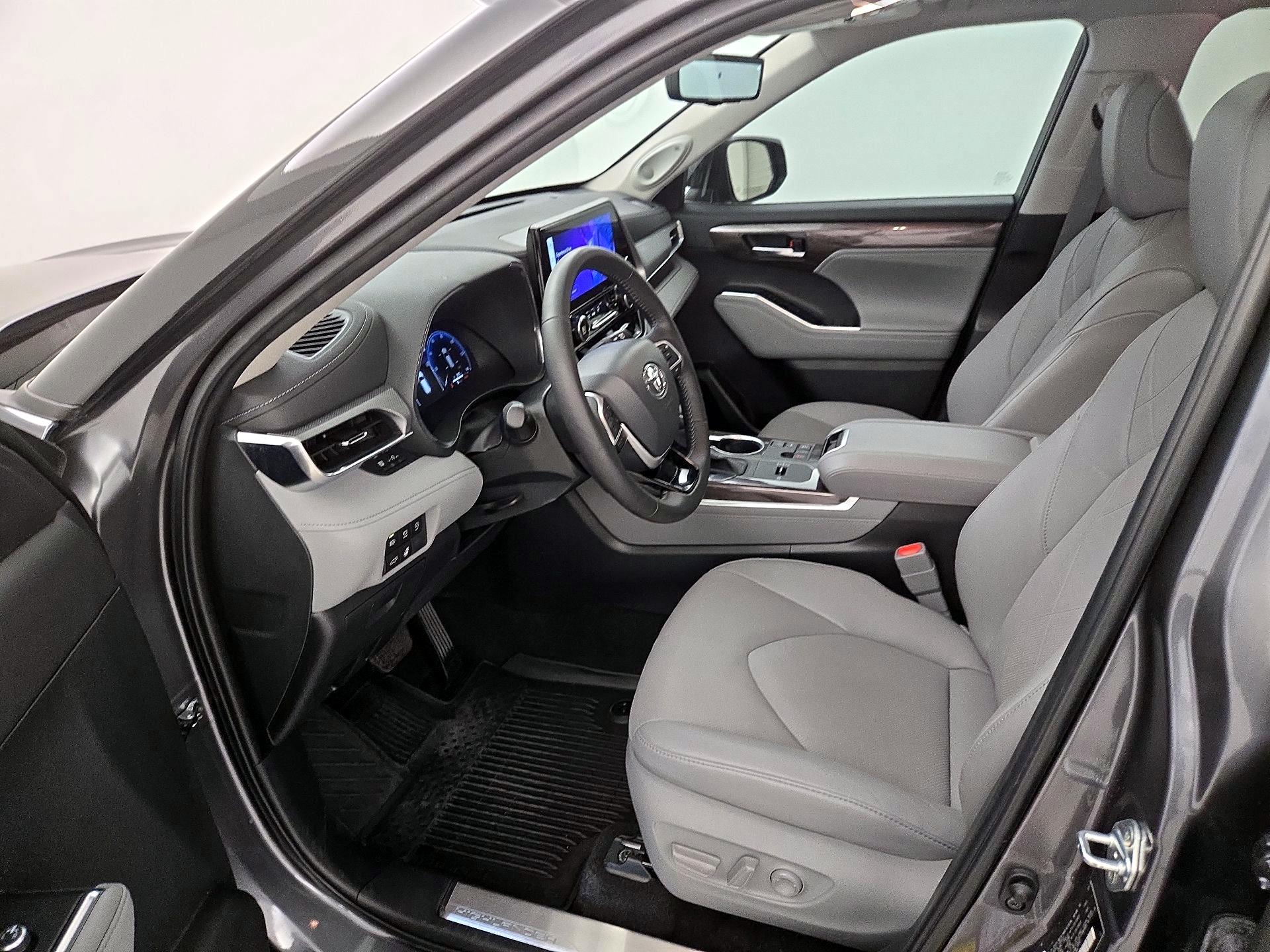 Thumbnail: 2023 Toyota Highlander - 11