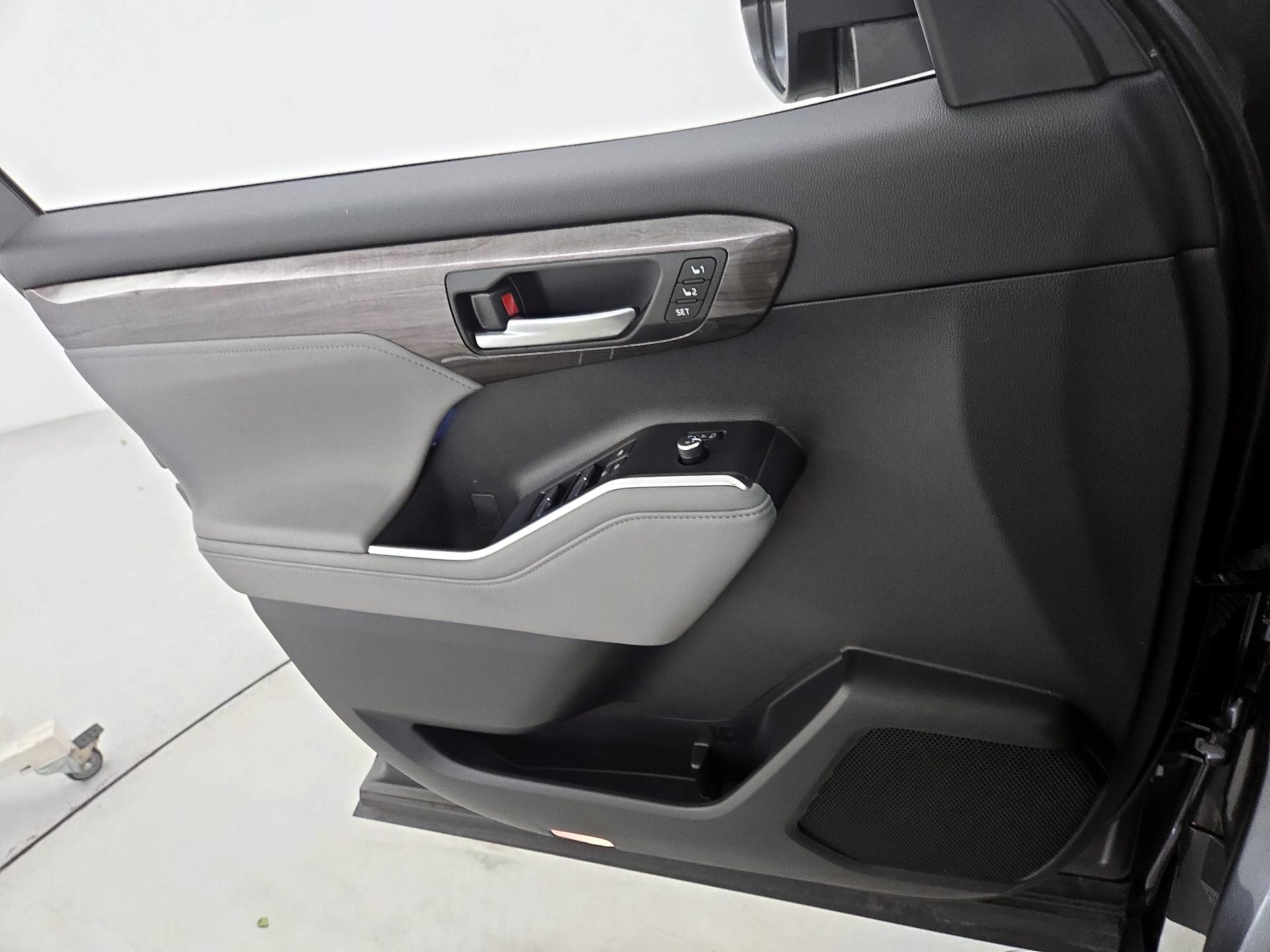 Thumbnail: 2023 Toyota Highlander - 12