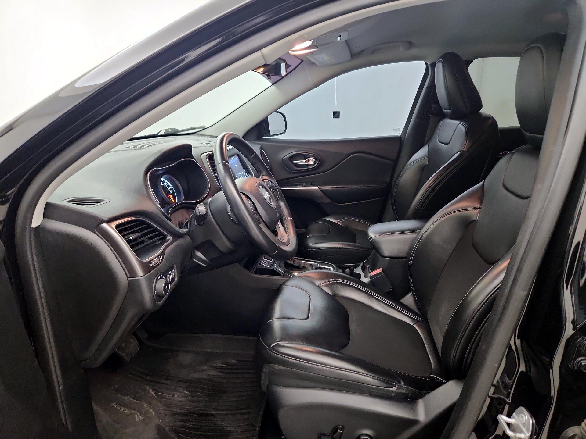 Thumbnail: 2019 Jeep Cherokee - 11