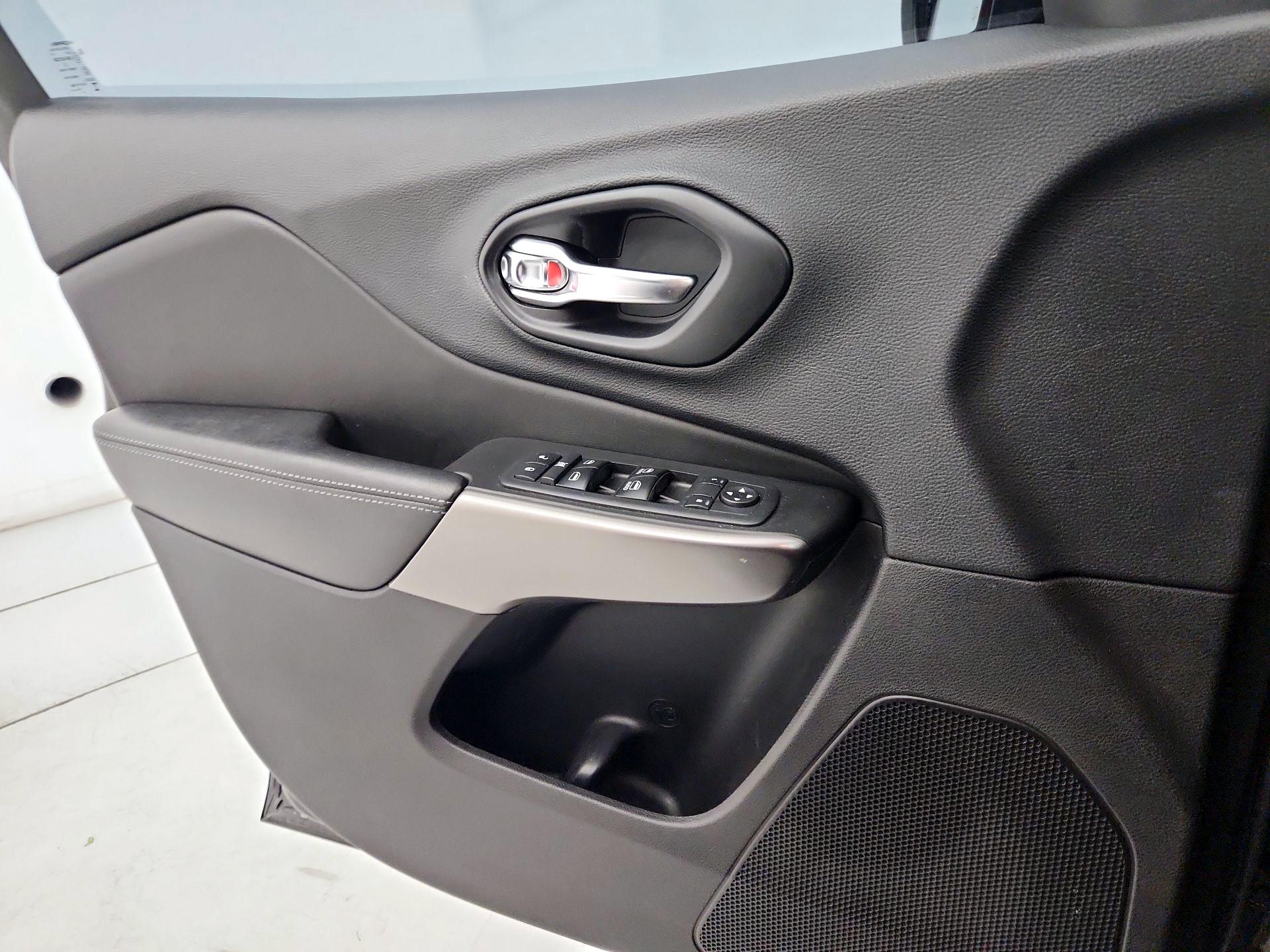 Thumbnail: 2019 Jeep Cherokee - 12