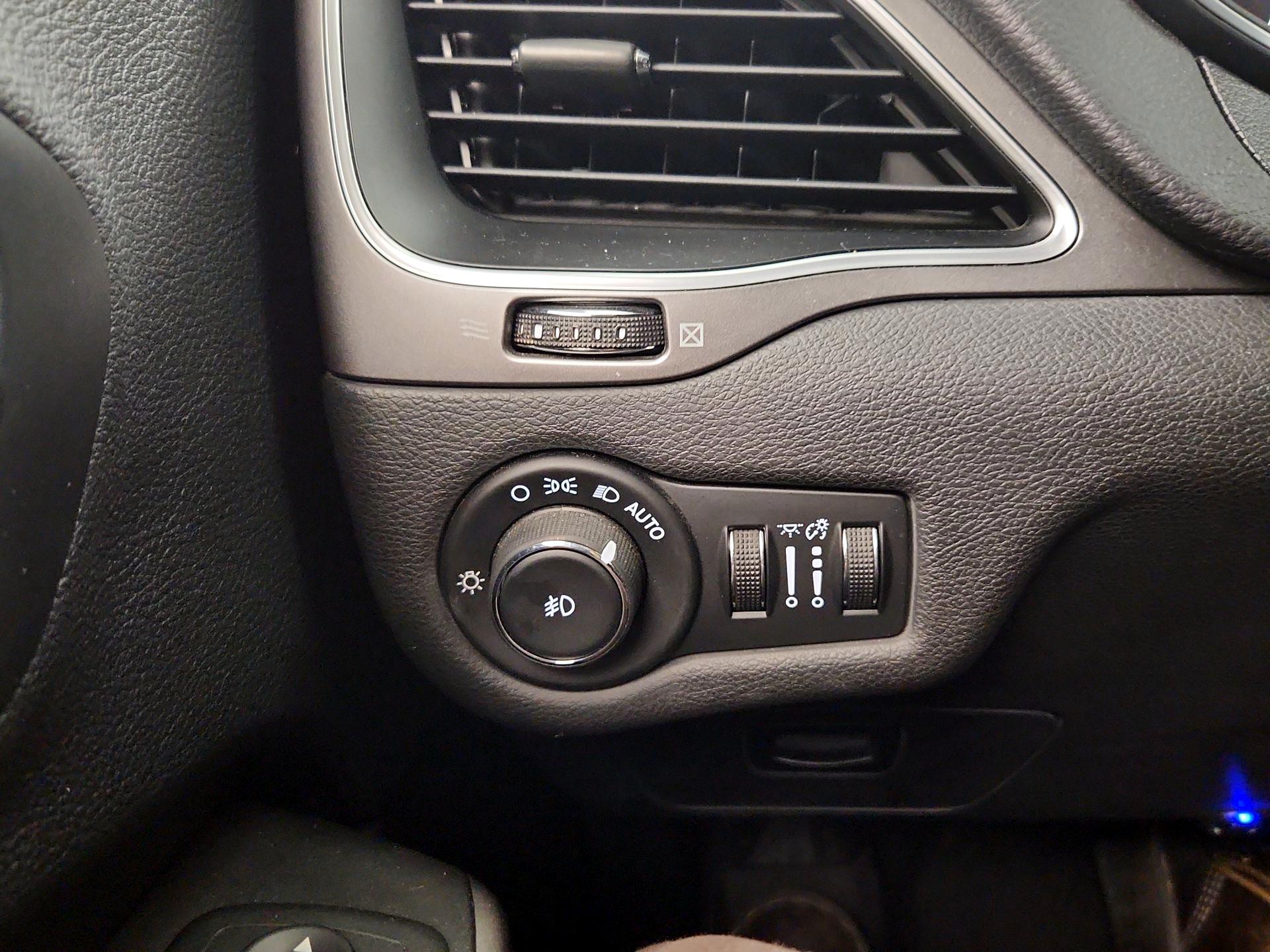 Thumbnail: 2019 Jeep Cherokee - 13