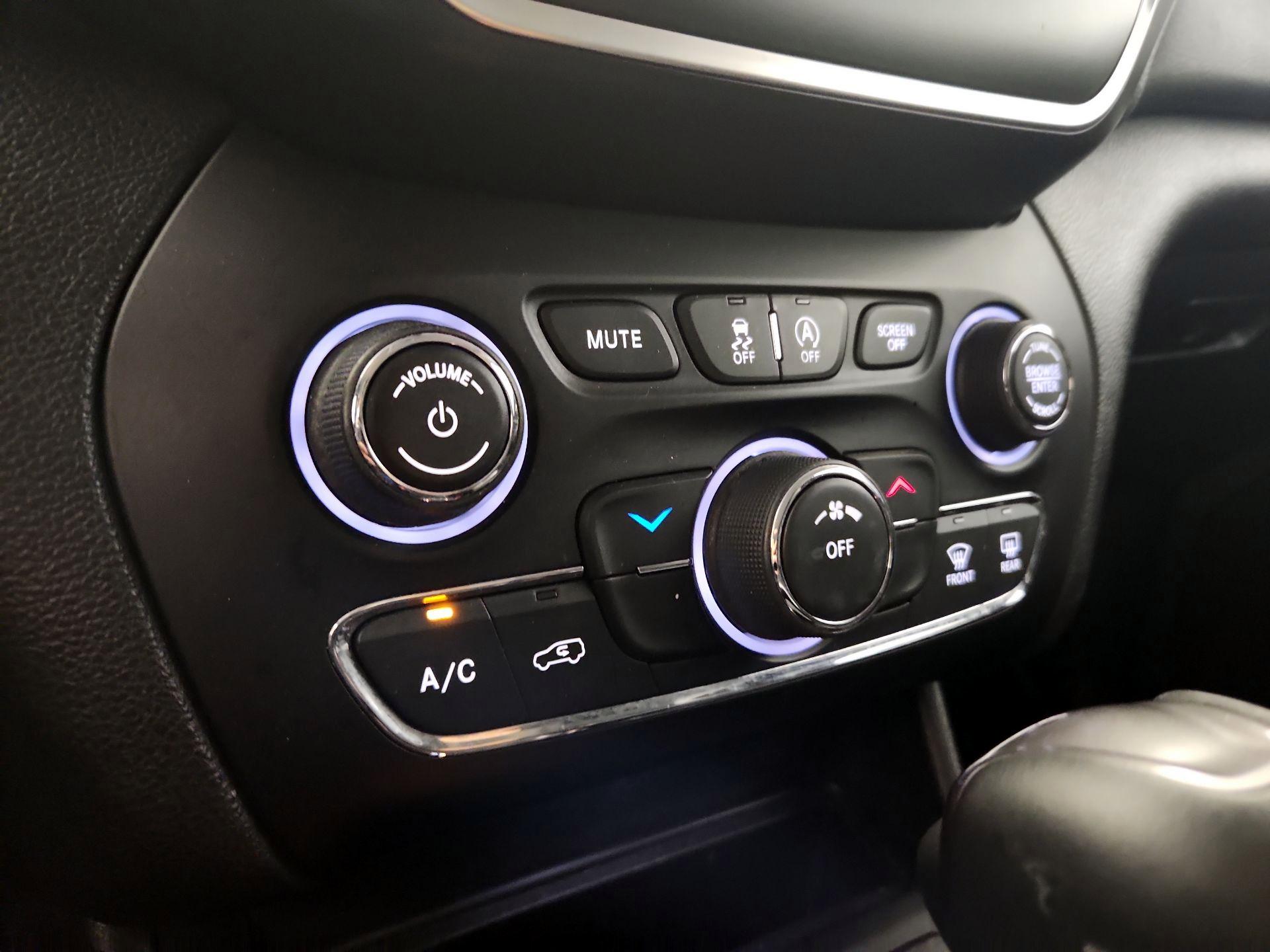 Thumbnail: 2019 Jeep Cherokee - 16