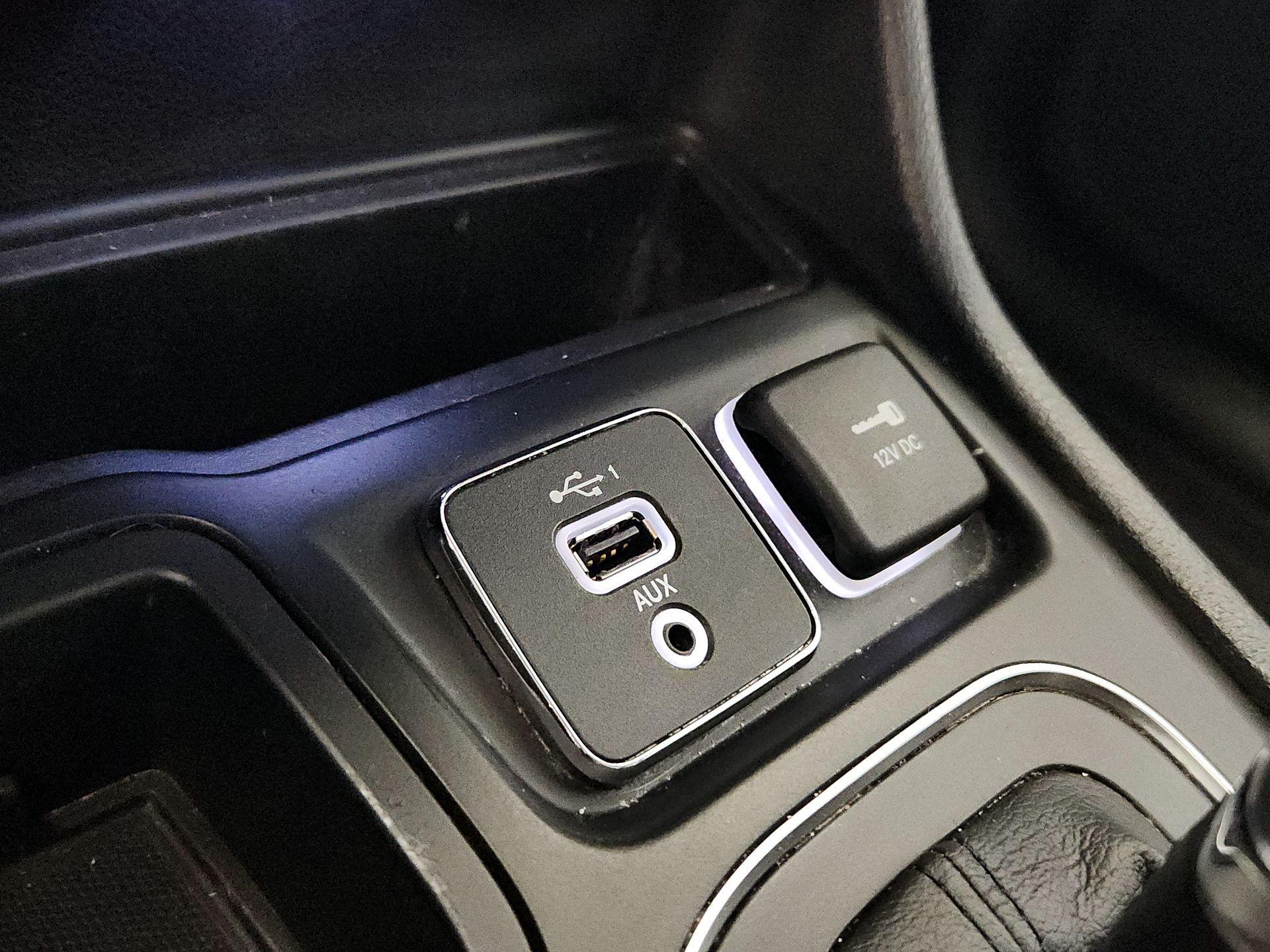 Thumbnail: 2019 Jeep Cherokee - 18