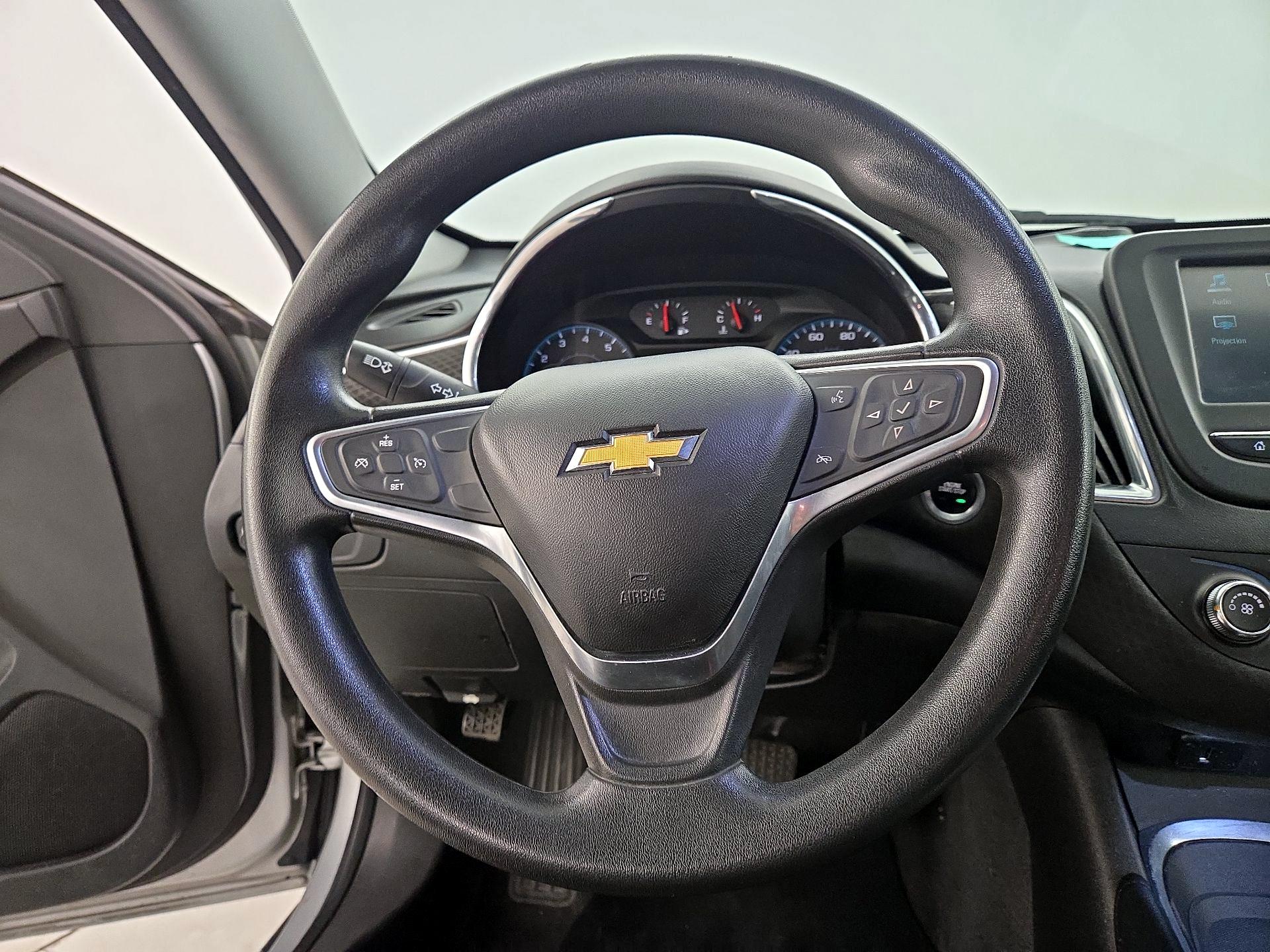 Thumbnail: 2018 Chevrolet Malibu - 10