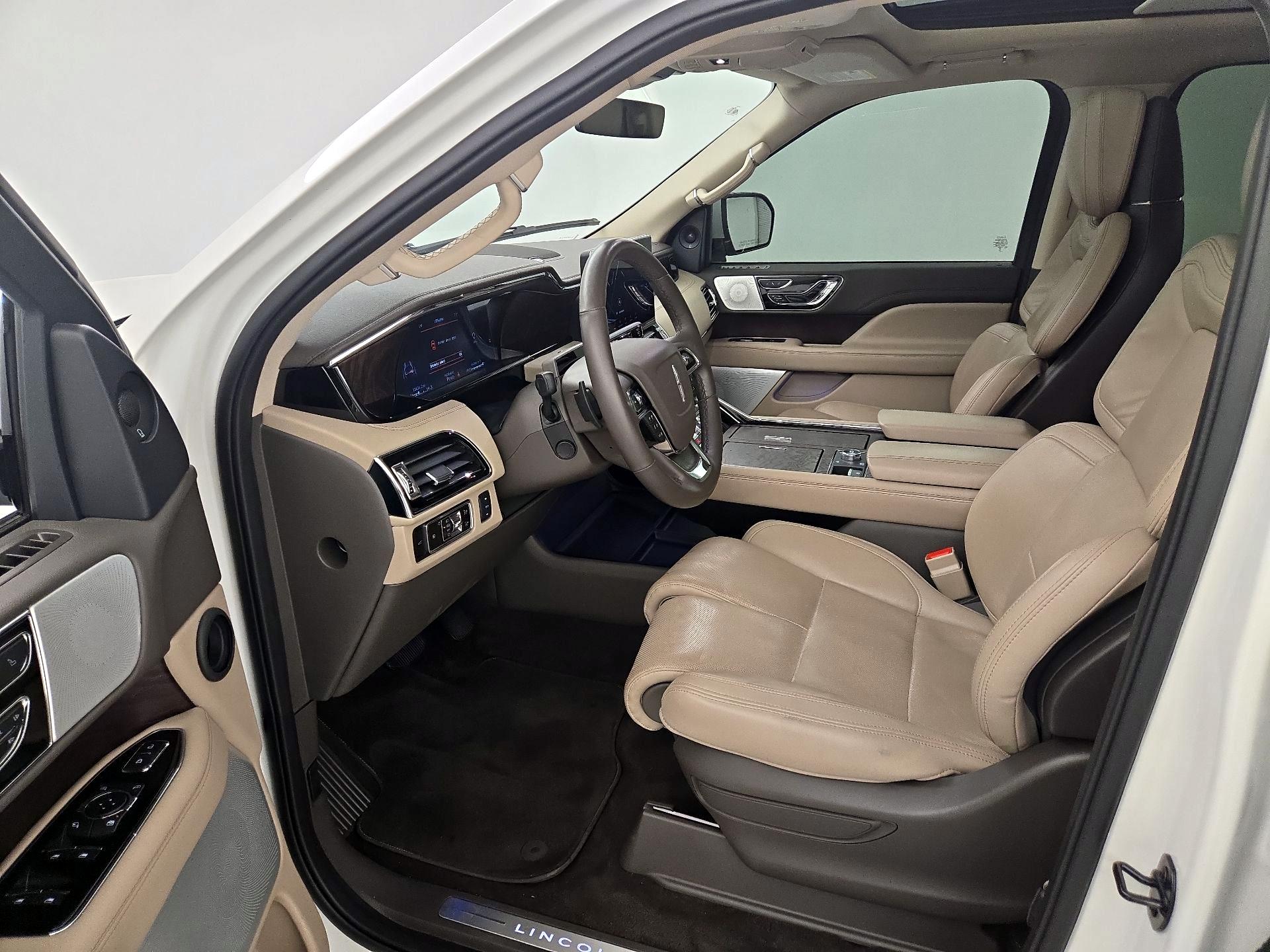 Thumbnail: 2023 Lincoln Navigator L - 11