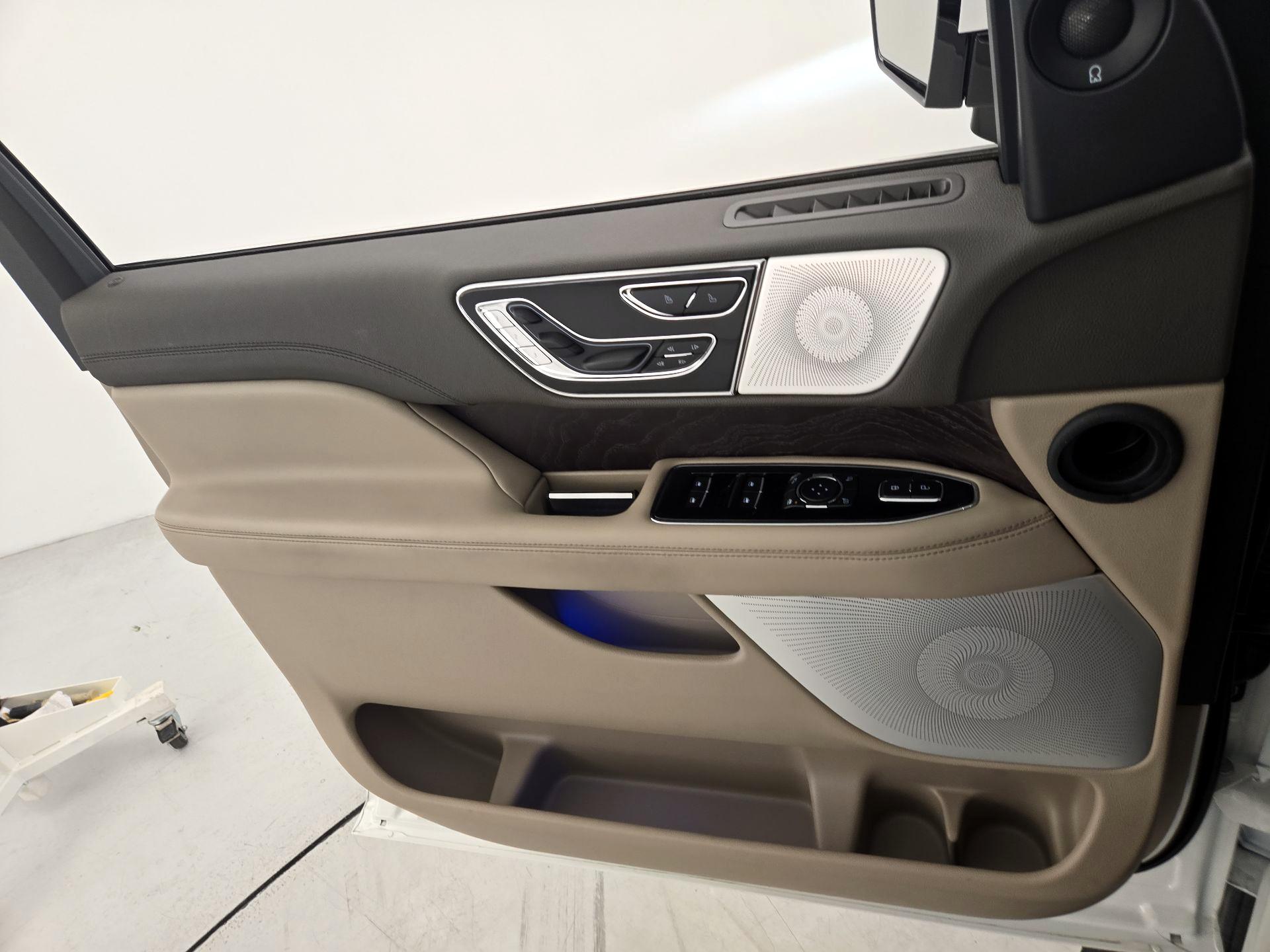 Thumbnail: 2023 Lincoln Navigator L - 12