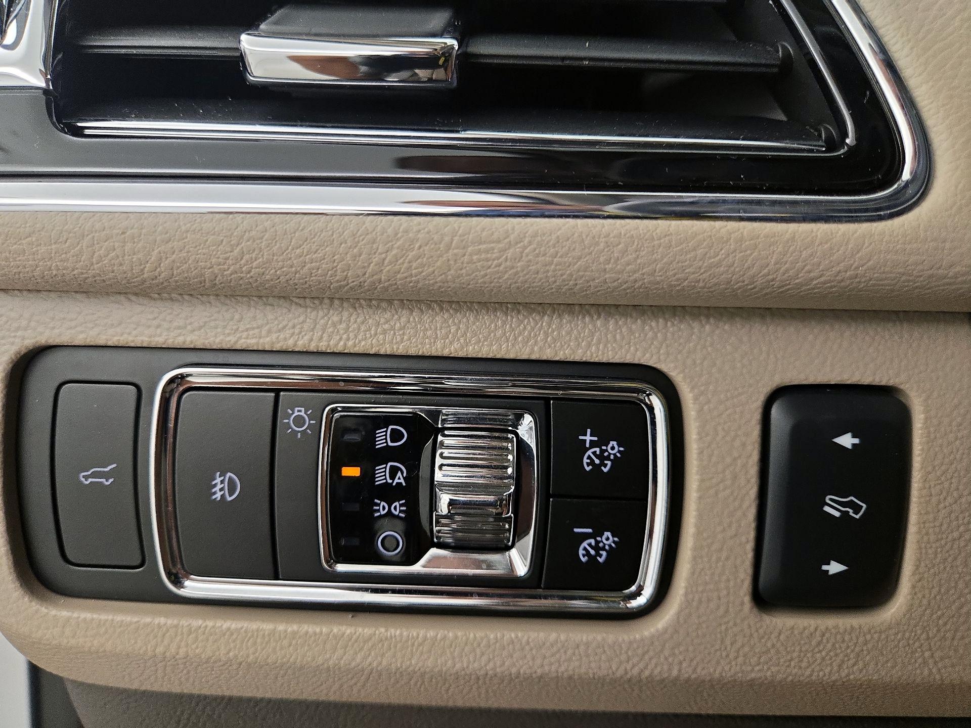 Thumbnail: 2023 Lincoln Navigator L - 13