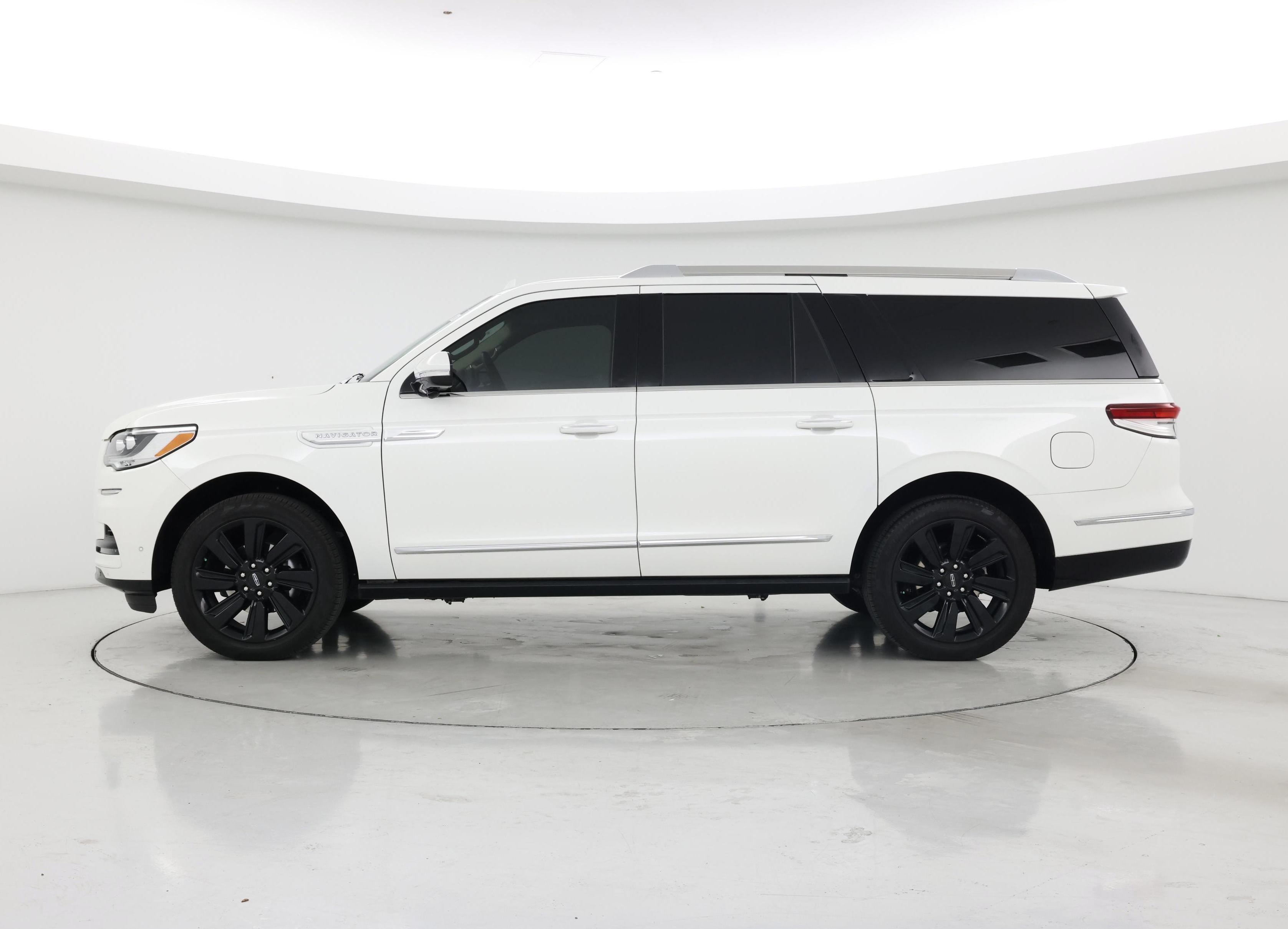 Thumbnail: 2023 Lincoln Navigator L - 3