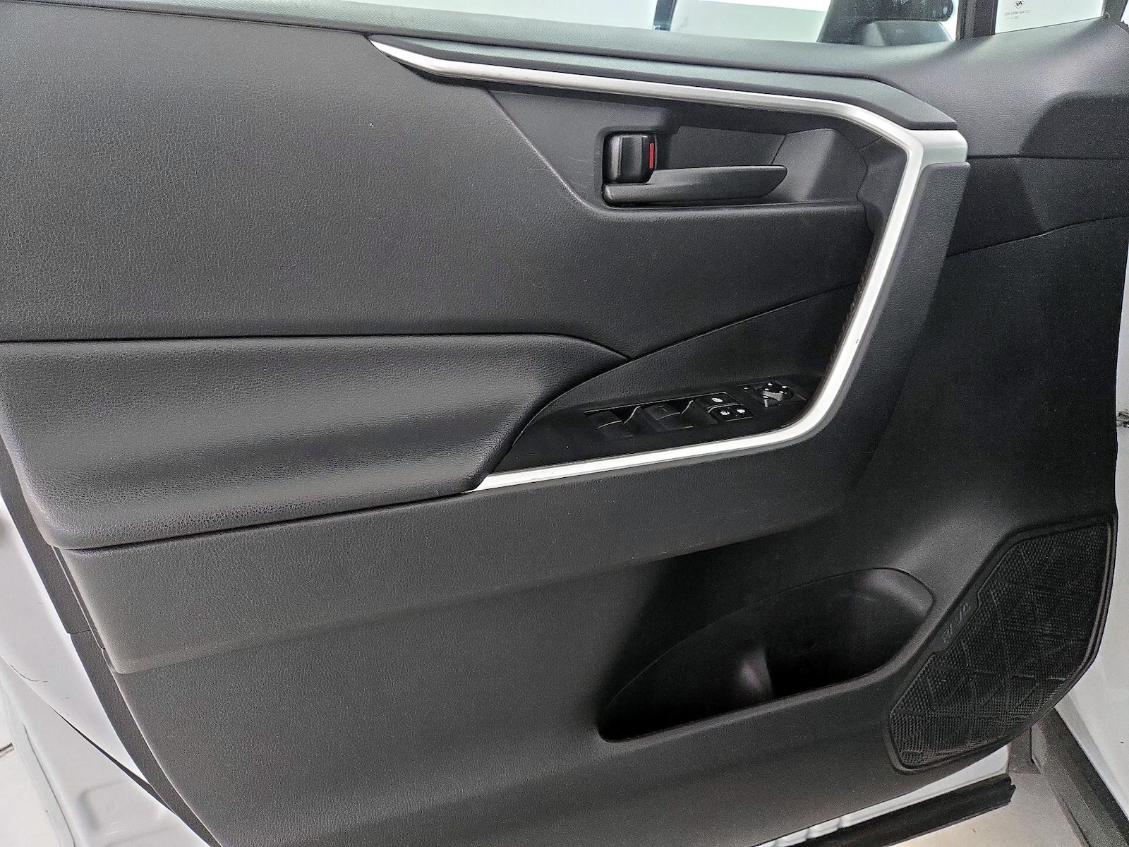 2021 Toyota RAV4 LE - Photo 13
