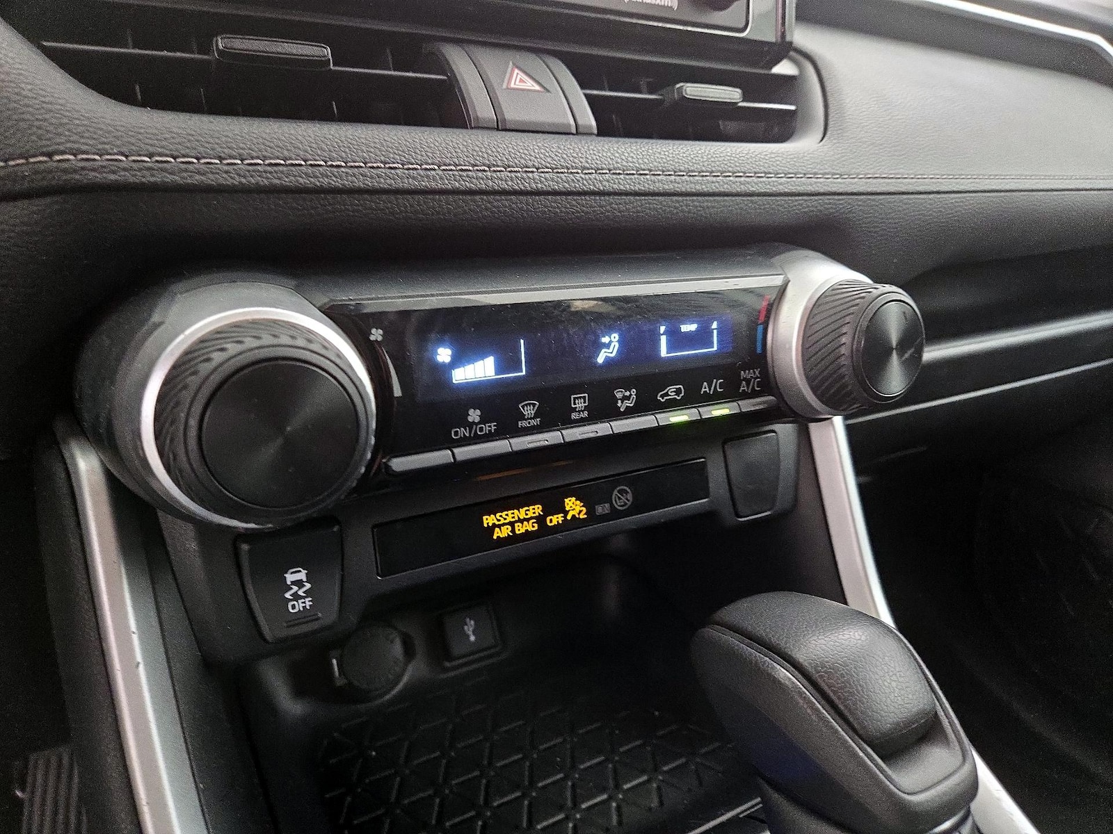 2021 Toyota RAV4 LE - Photo 17