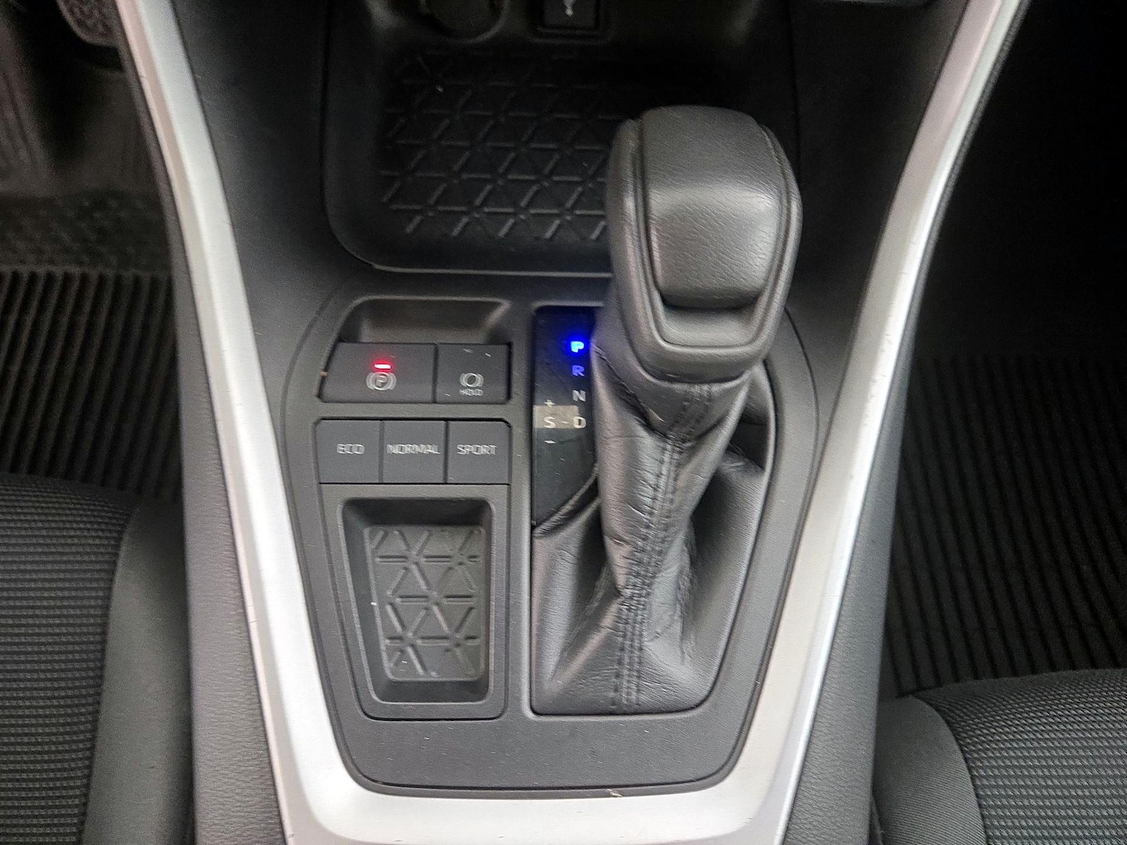 2021 Toyota RAV4 LE - Photo 18