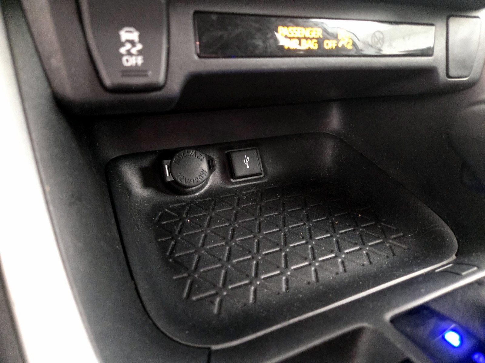 2021 Toyota RAV4 LE - Photo 19