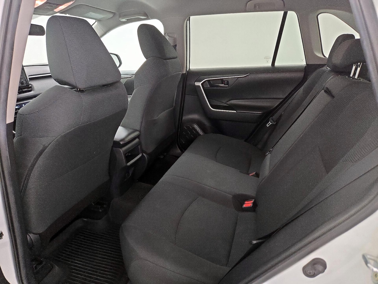 2021 Toyota RAV4 LE - Photo 20