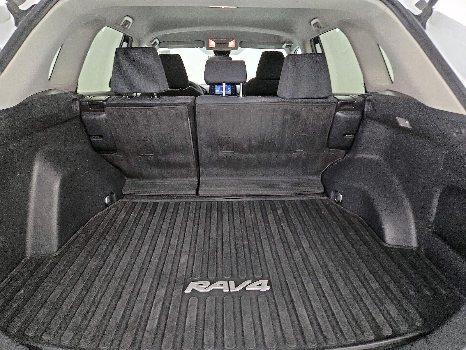 2021 Toyota RAV4 LE - Photo 21