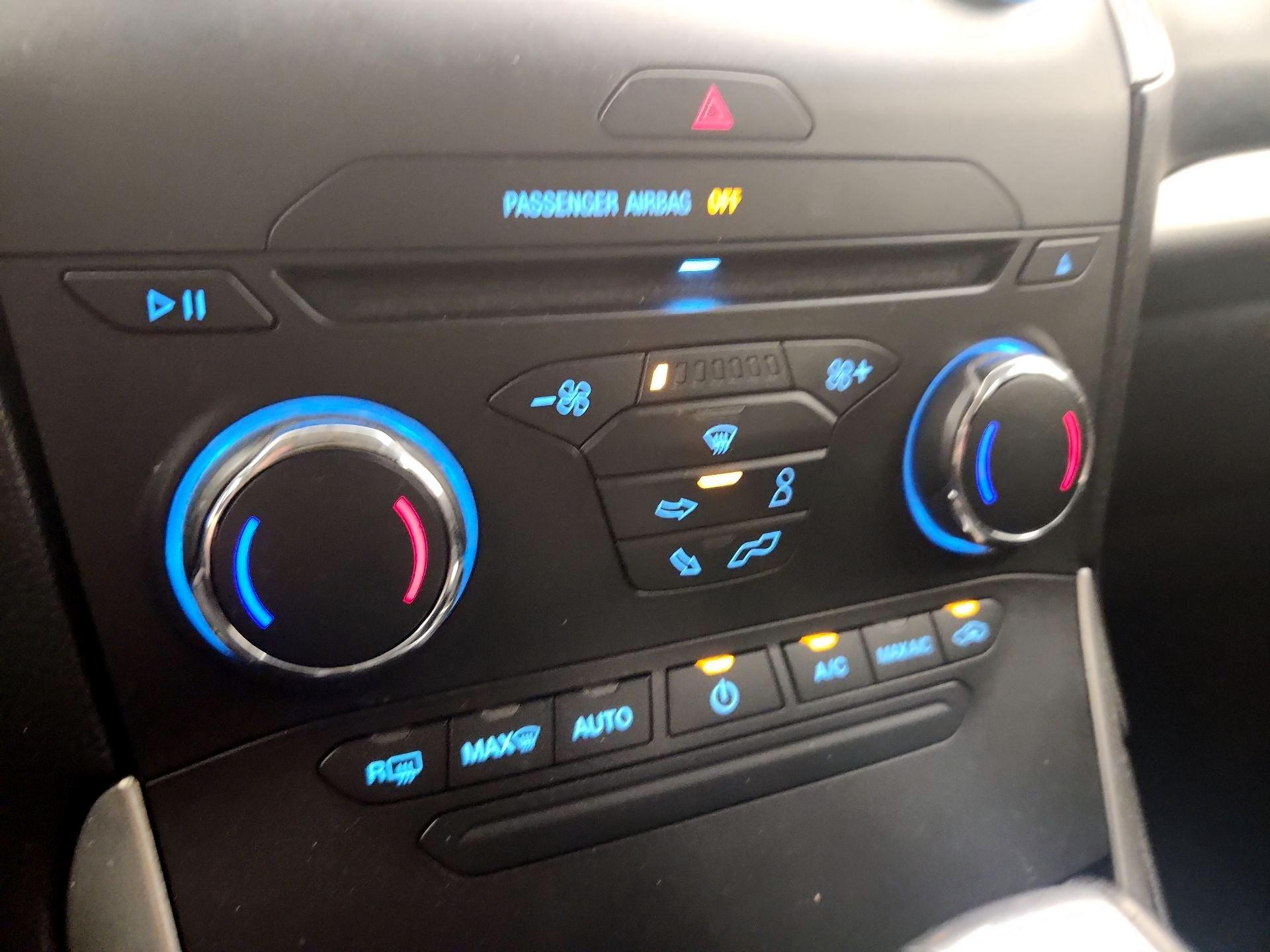 Thumbnail: 2015 Ford Edge - 16