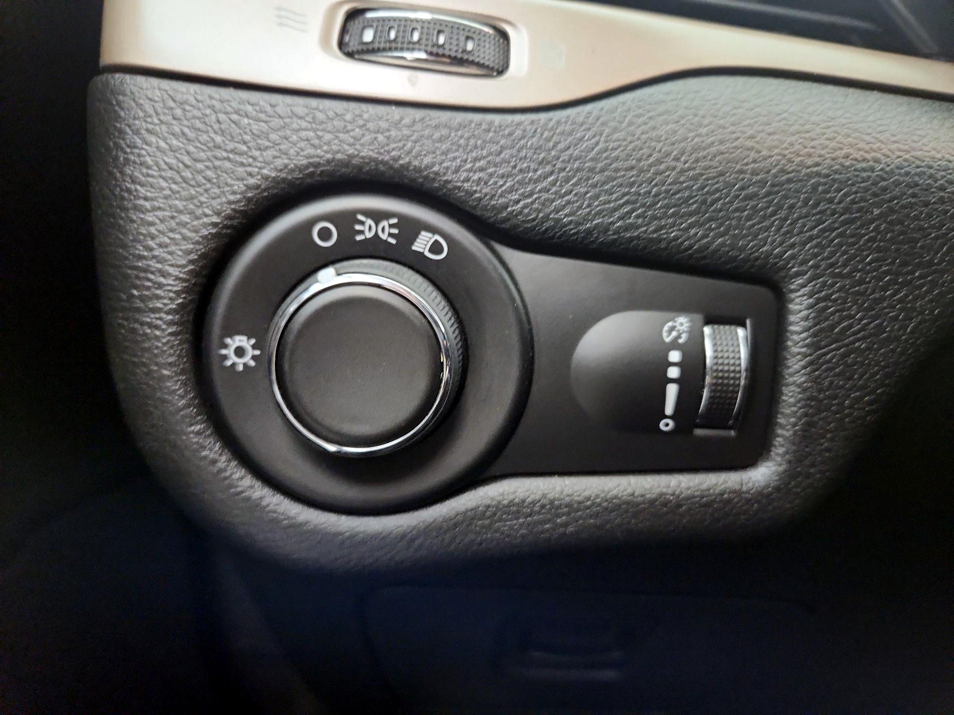 Thumbnail: 2016 Jeep Cherokee - 13