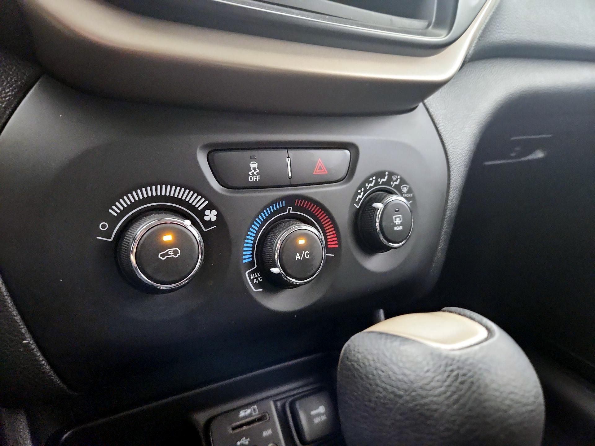 Thumbnail: 2016 Jeep Cherokee - 16