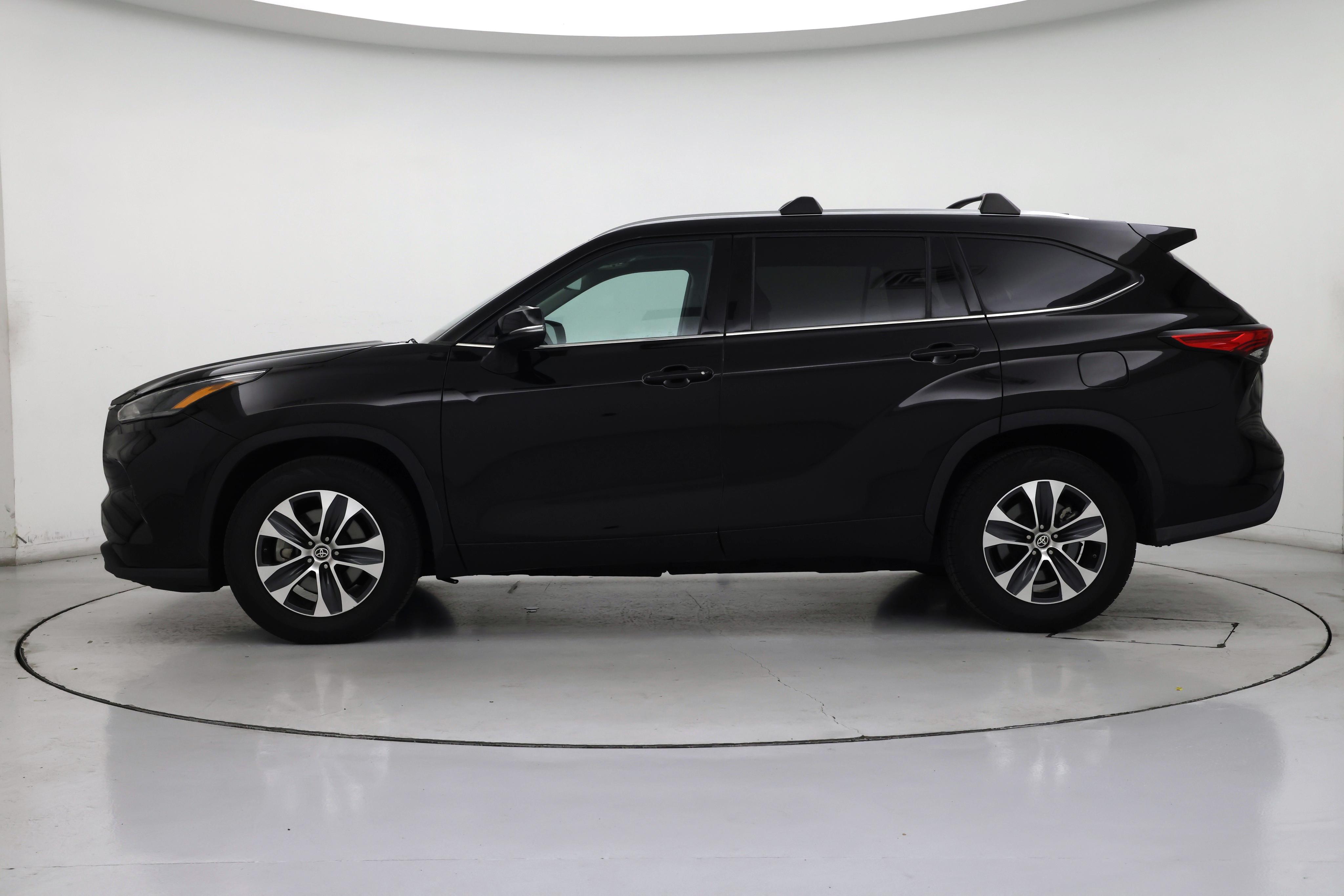Thumbnail: 2021 Toyota Highlander - 3
