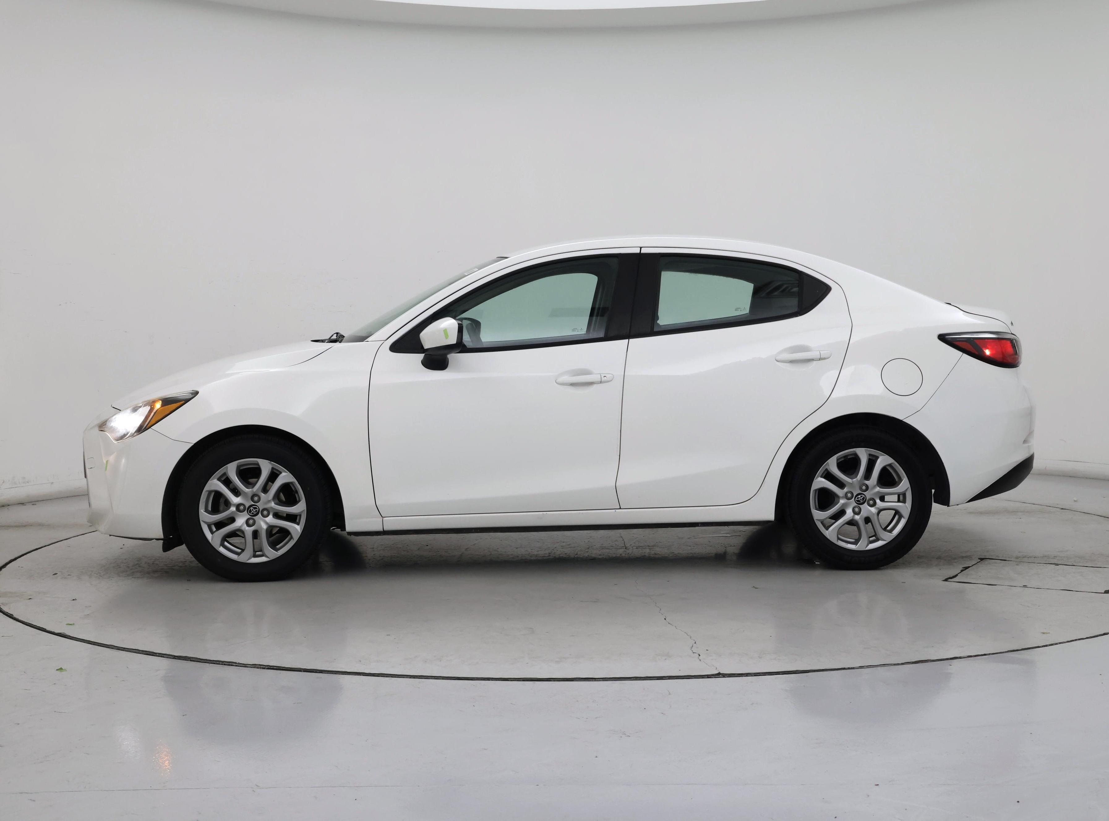 Thumbnail: 2017 Toyota Yaris iA - 3