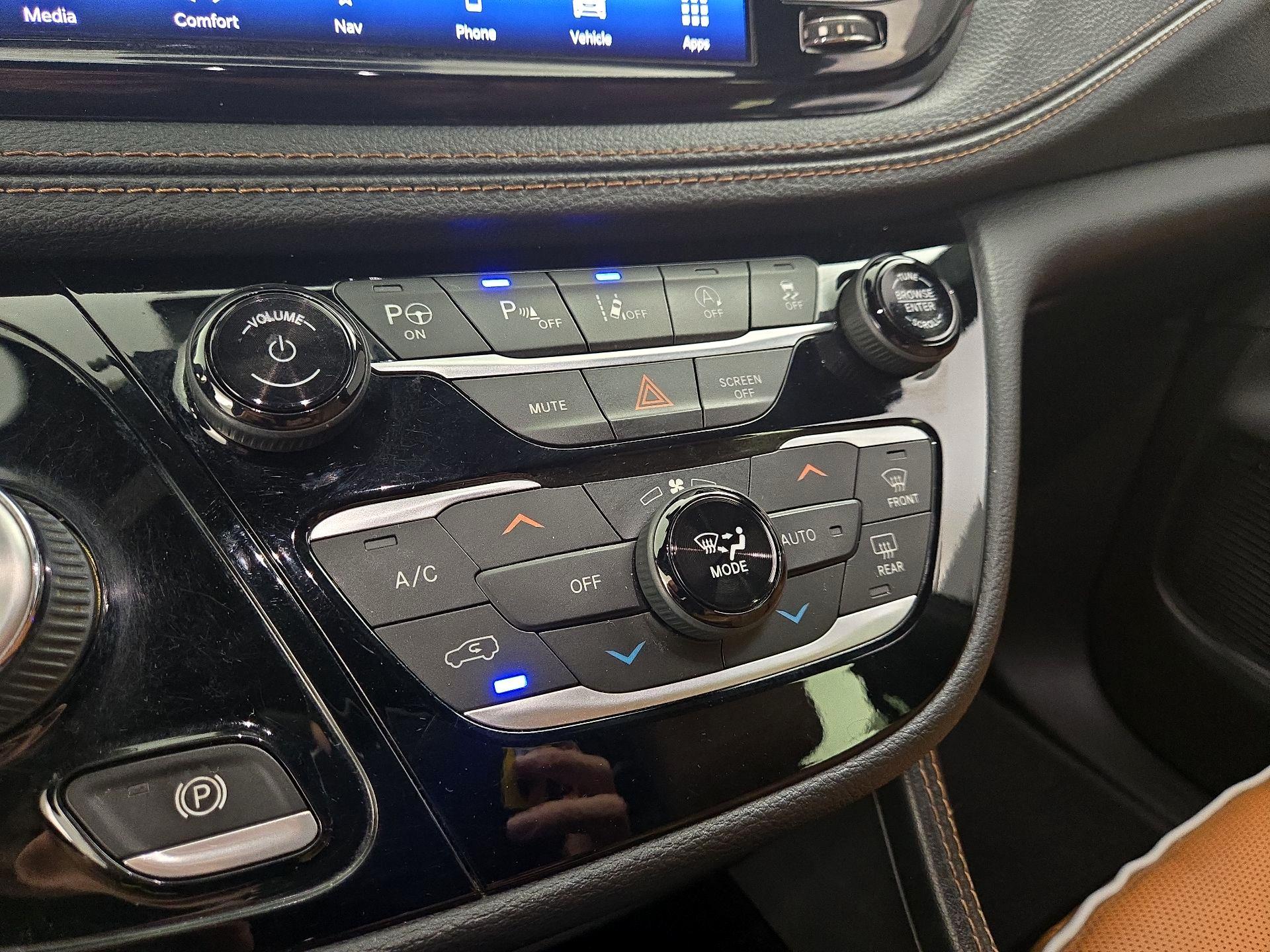 Thumbnail: 2021 Chrysler Pacifica - 17
