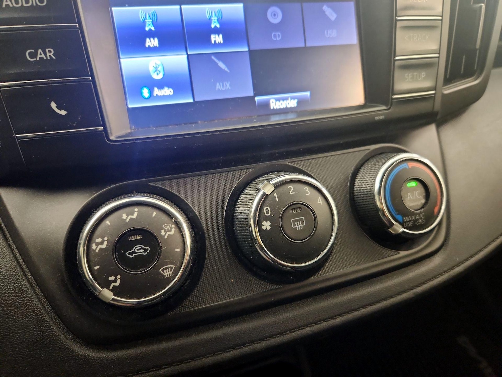 2017 Toyota RAV4 LE - Photo 17