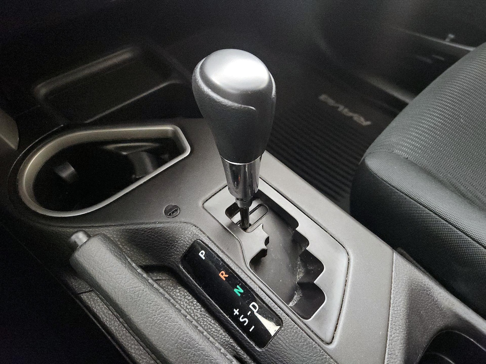 2017 Toyota RAV4 LE - Photo 18