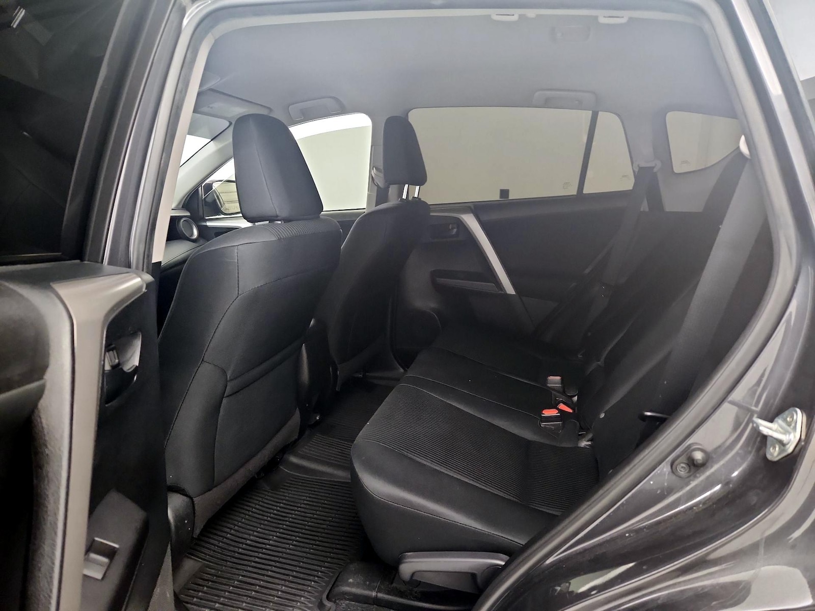 2017 Toyota RAV4 LE - Photo 20