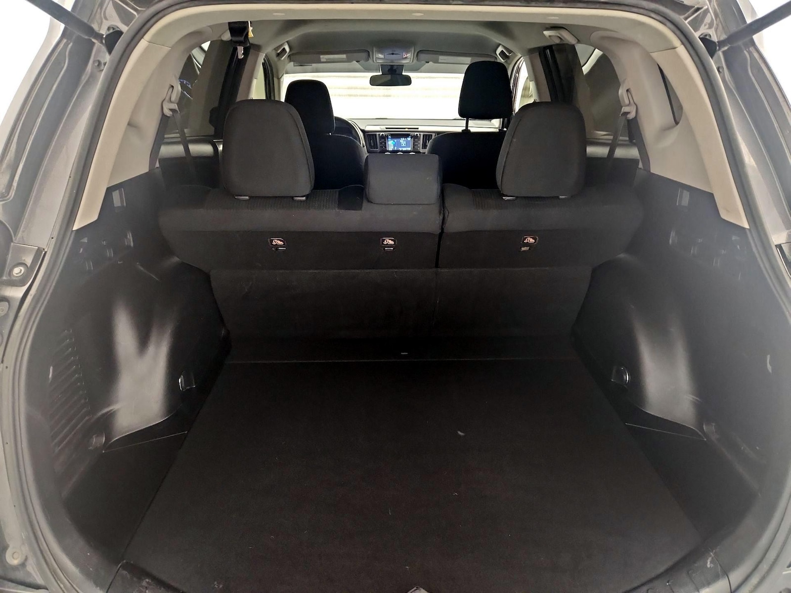 2017 Toyota RAV4 LE - Photo 21