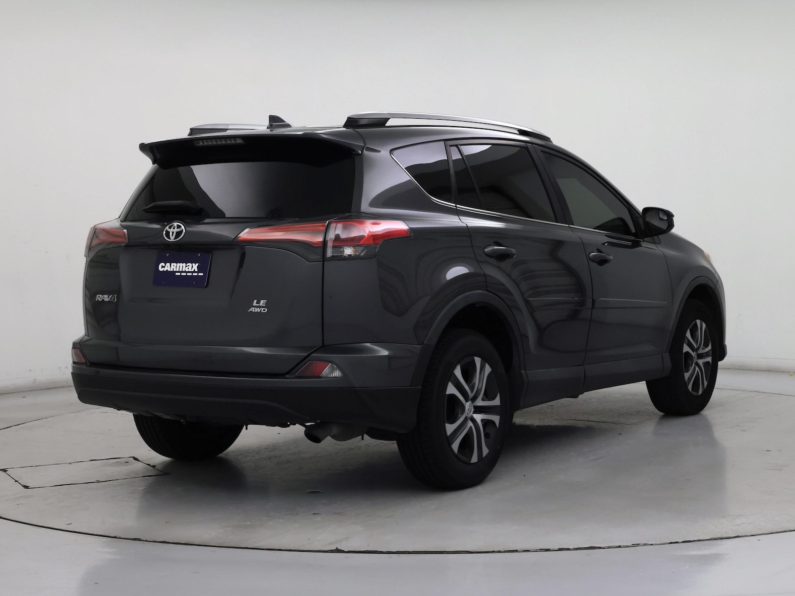 2017 Toyota RAV4 LE - Photo 9