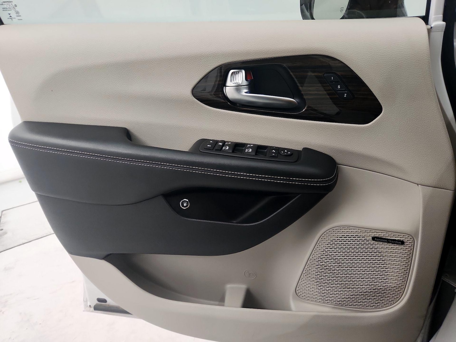 2023 Chrysler Pacifica Hybrid Limited - Photo 13