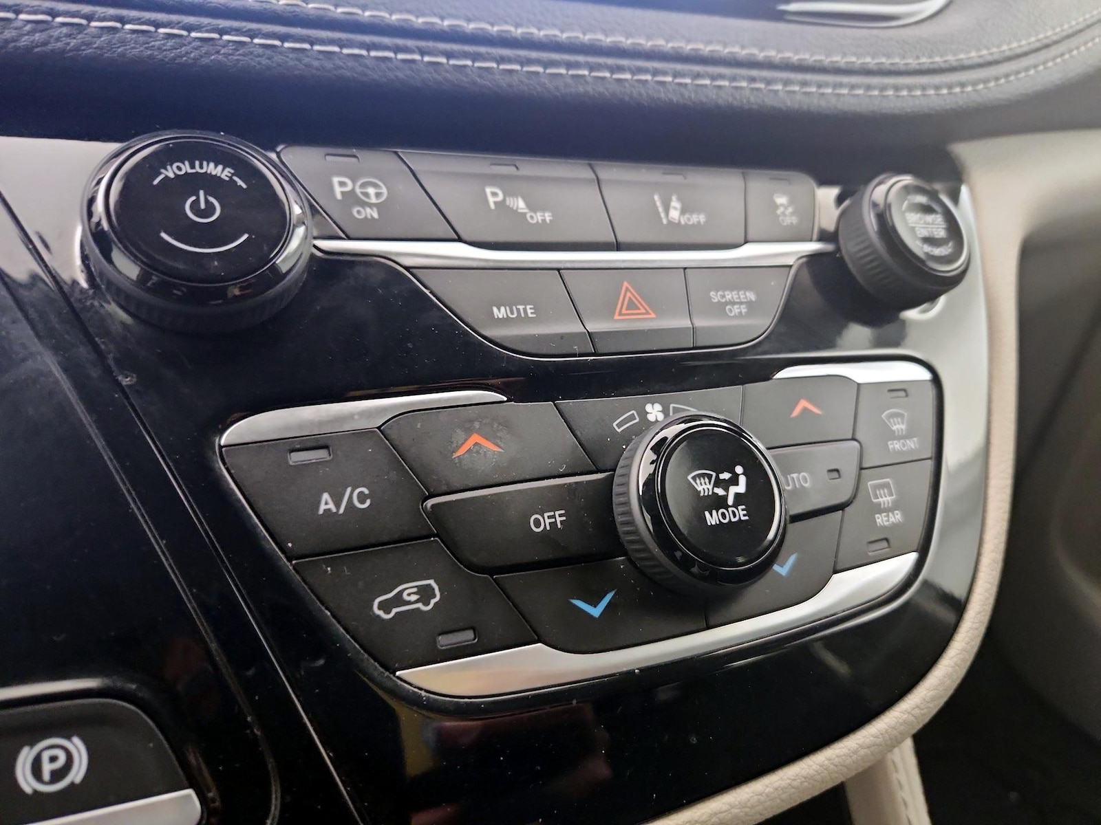 2023 Chrysler Pacifica Hybrid Limited - Photo 17