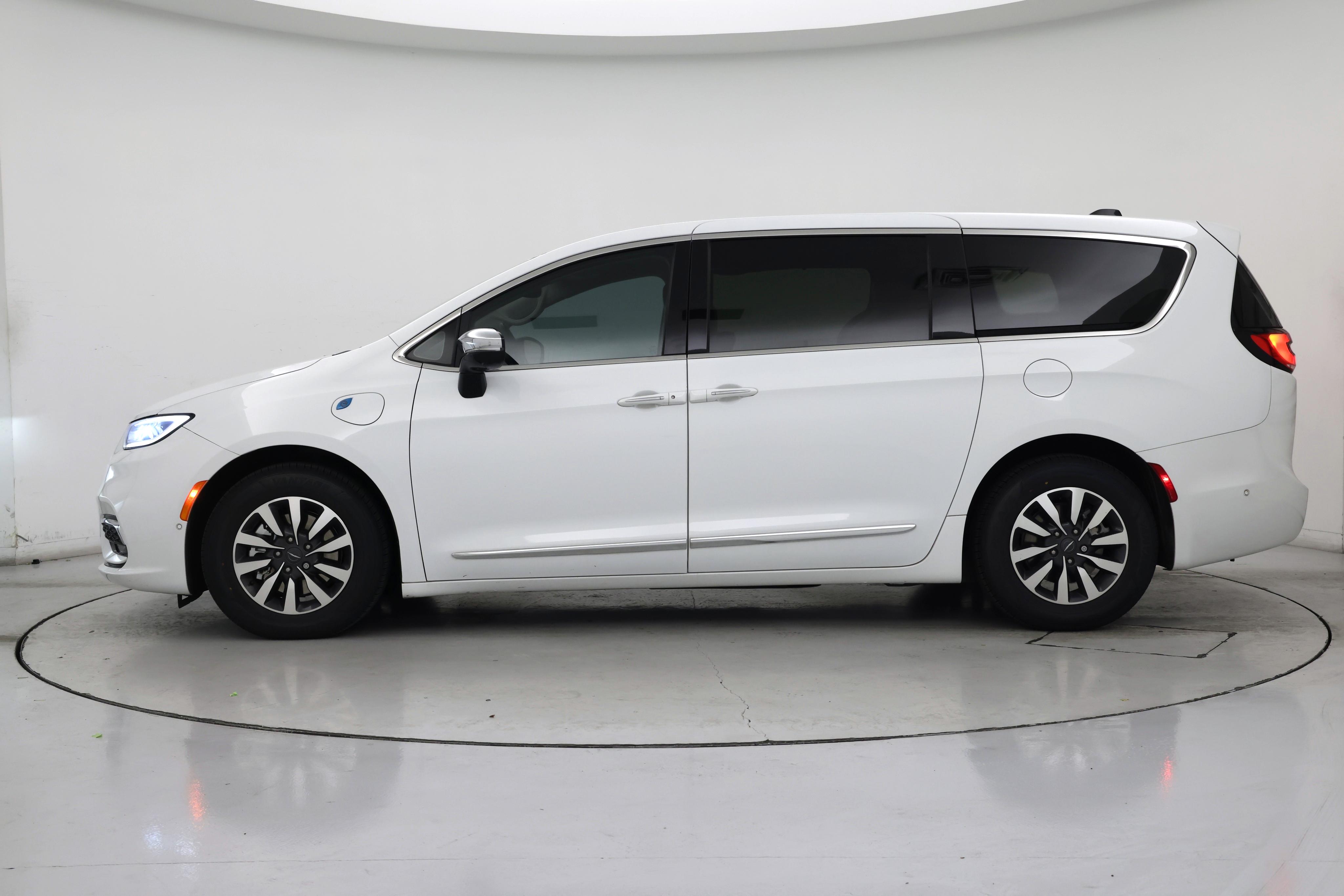 Thumbnail: 2023 Chrysler Pacifica - 3