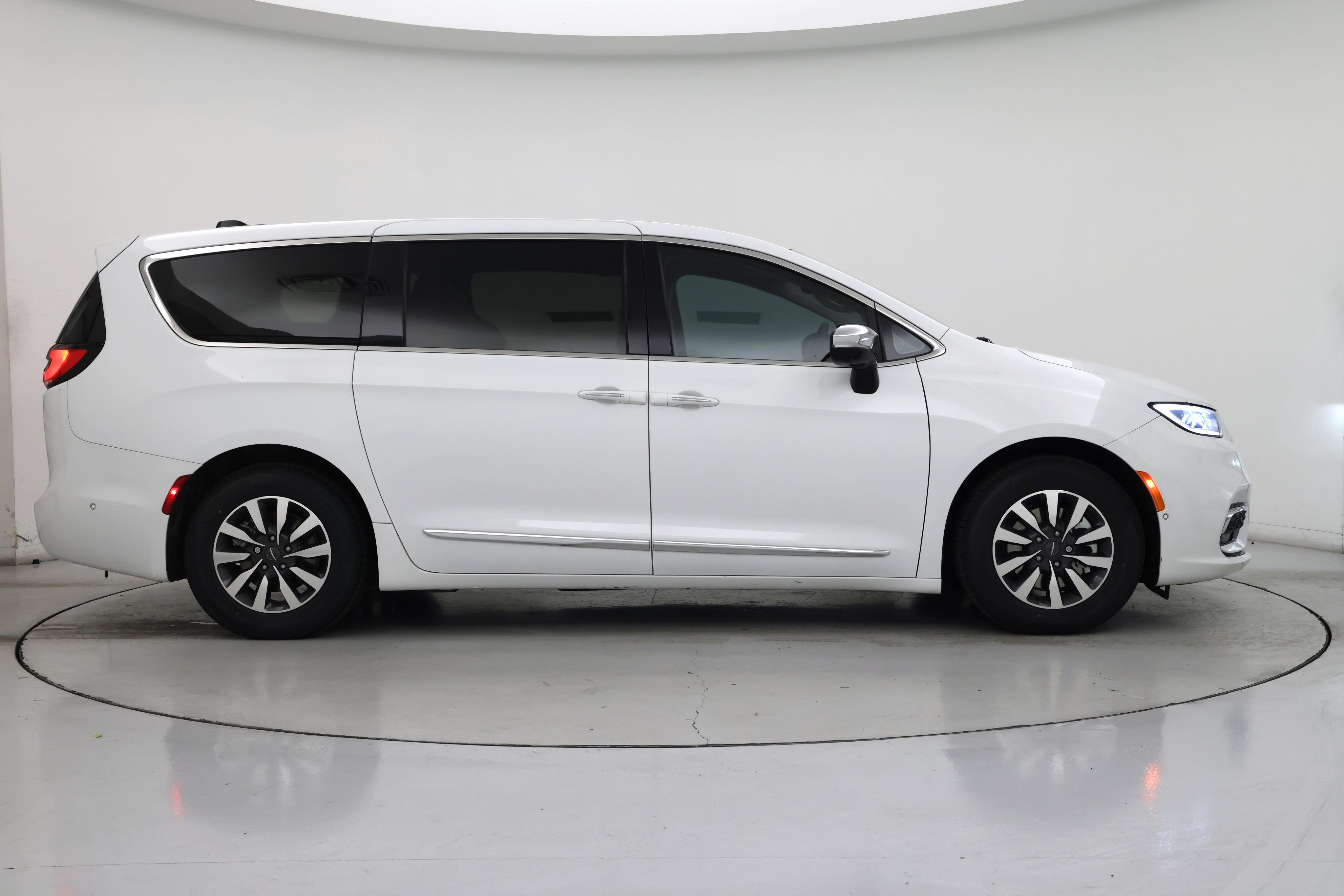 Thumbnail: 2023 Chrysler Pacifica - 7