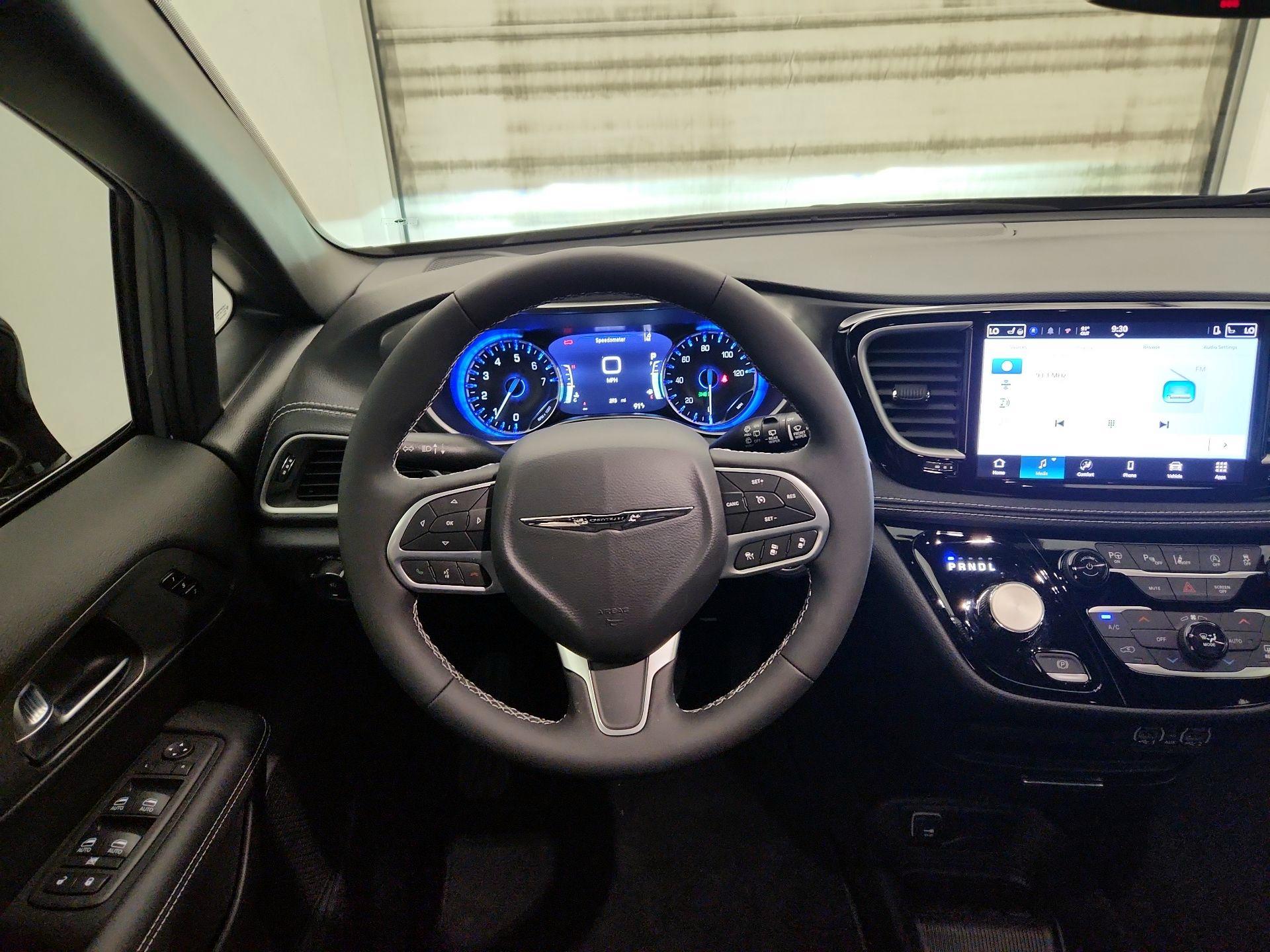 Thumbnail: 2025 Chrysler Pacifica - 10