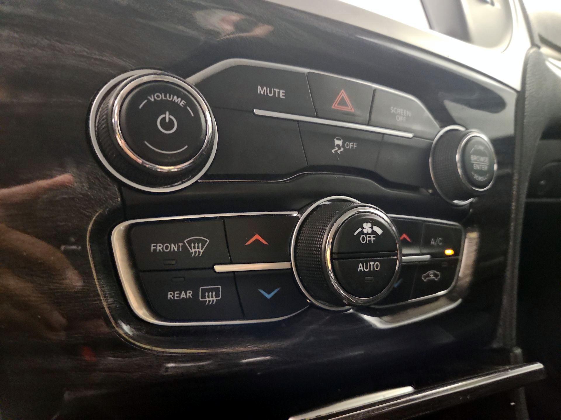 Thumbnail: 2020 Chrysler 300 - 16