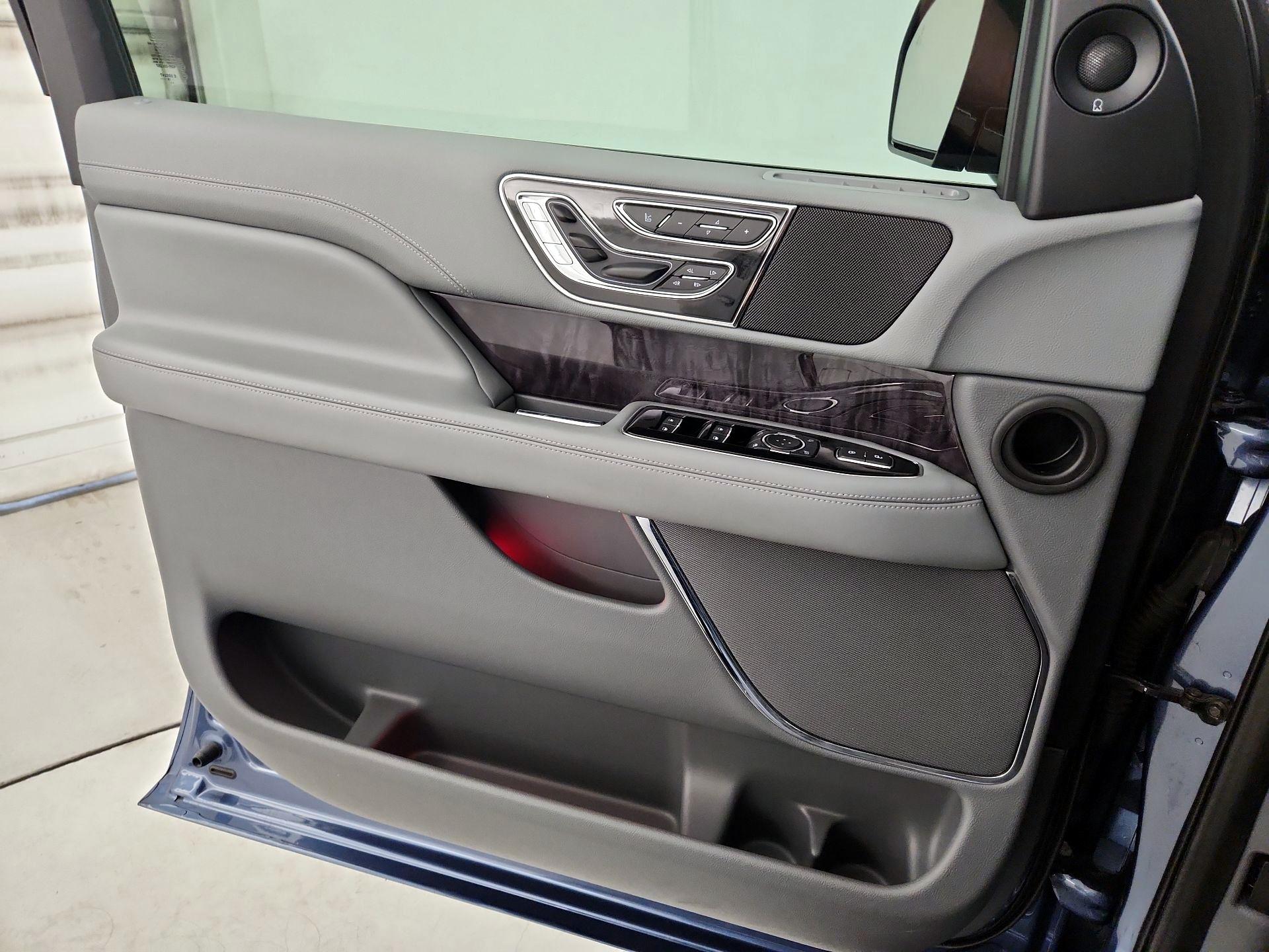 Thumbnail: 2019 Lincoln Navigator L - 12