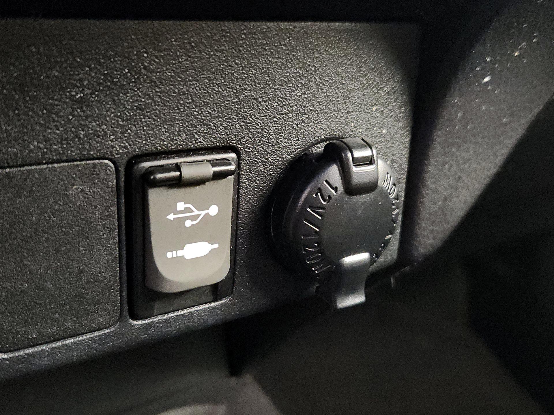 Thumbnail: 2017 Toyota RAV4 - 18