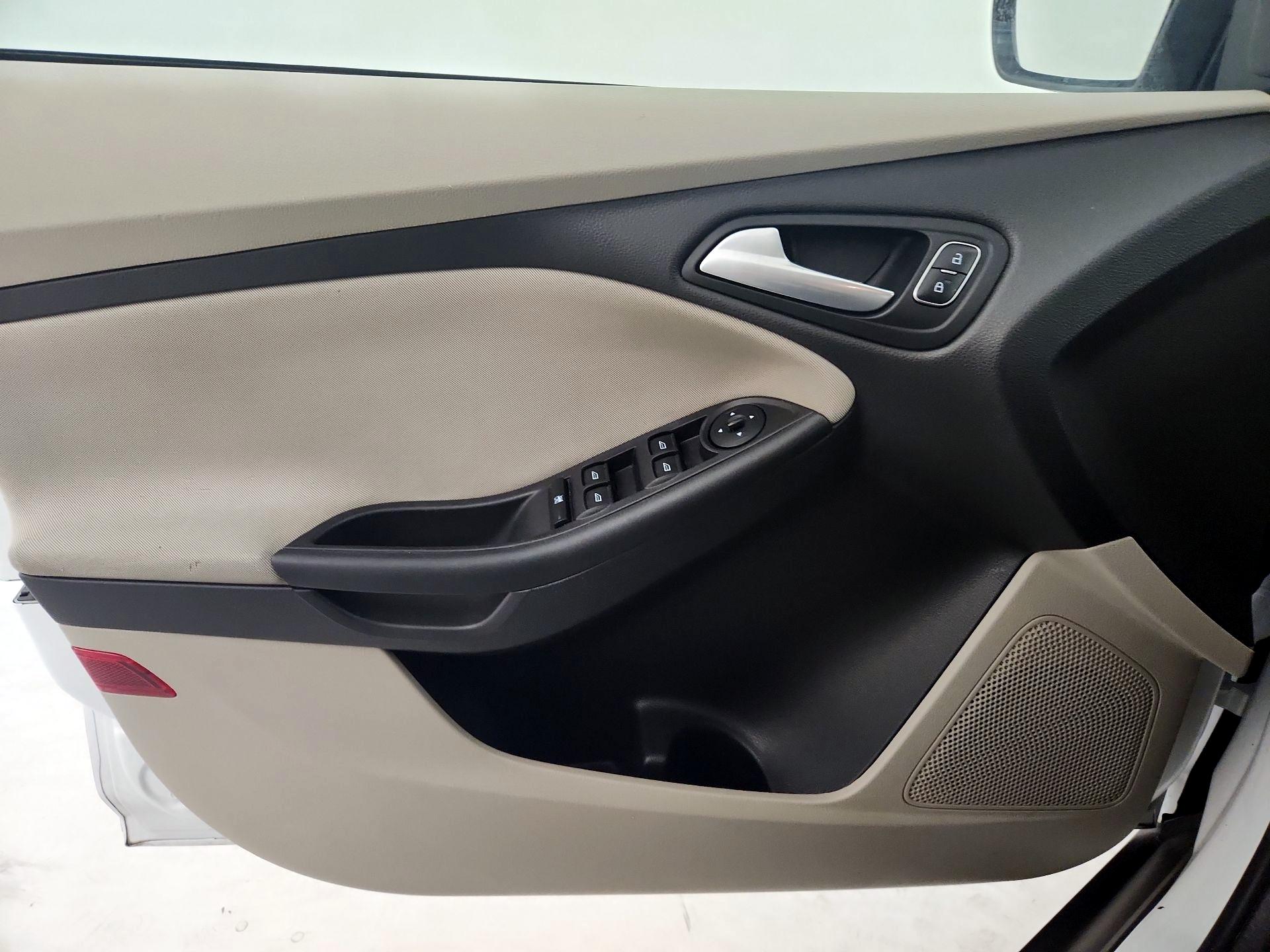 Thumbnail: 2015 Ford Focus - 12