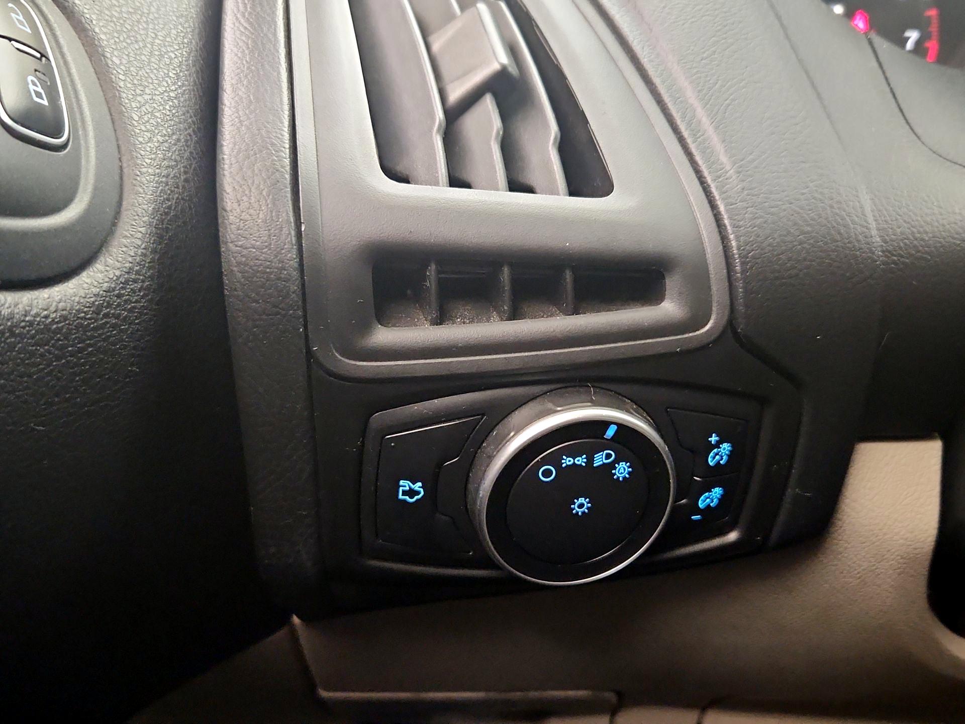 Thumbnail: 2015 Ford Focus - 13