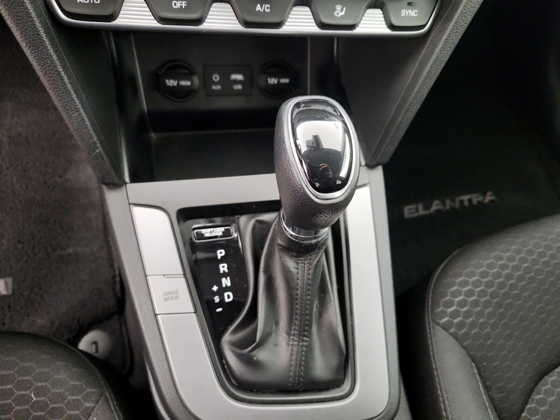 Thumbnail: 2020 Hyundai Elantra - 17