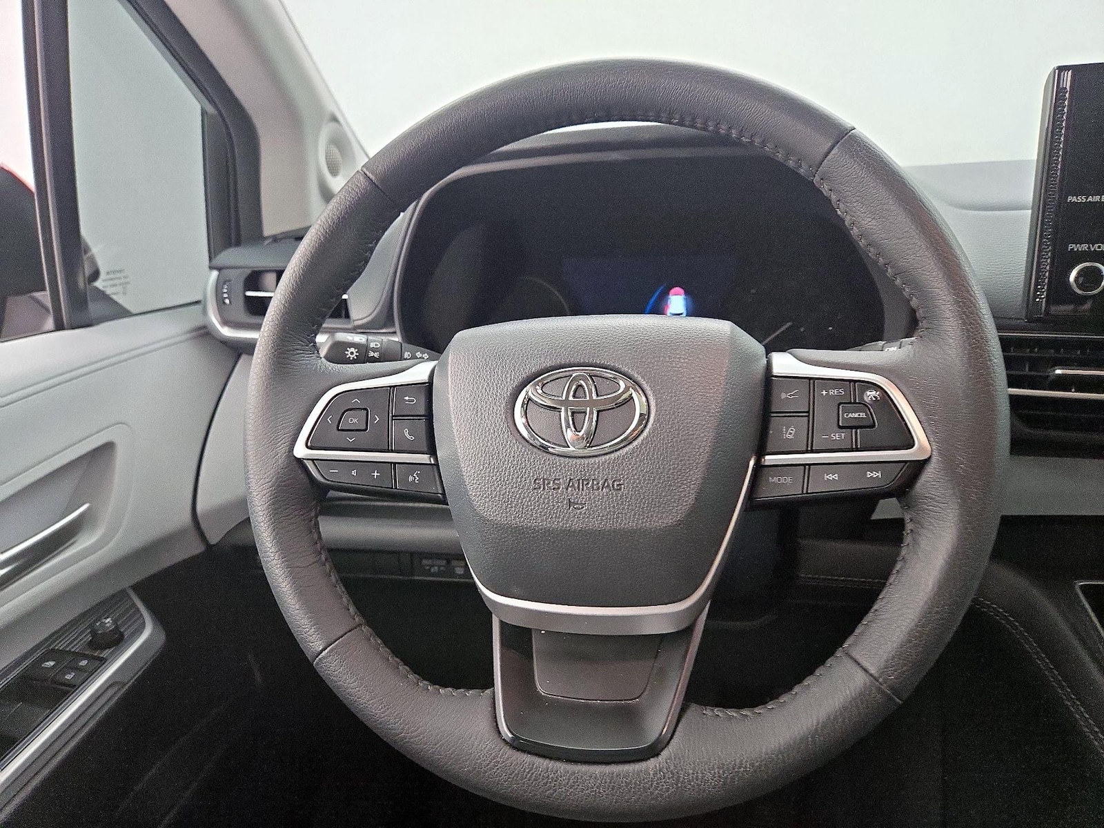 2026 Toyota Sienna XLE - Photo 11