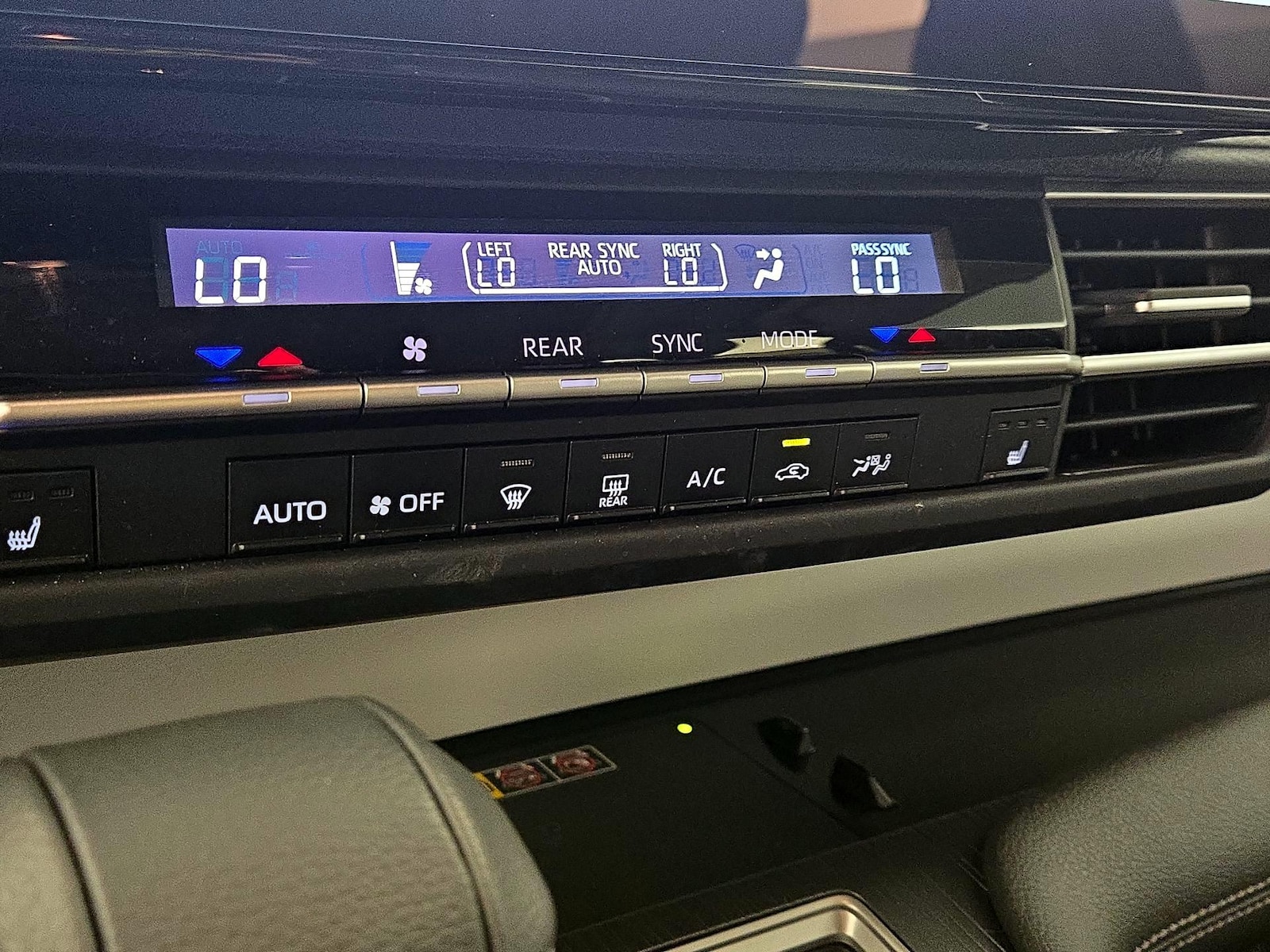 2026 Toyota Sienna XLE - Photo 18