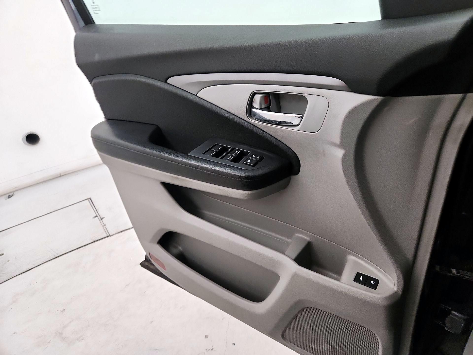 Thumbnail: 2016 Honda Pilot - 12