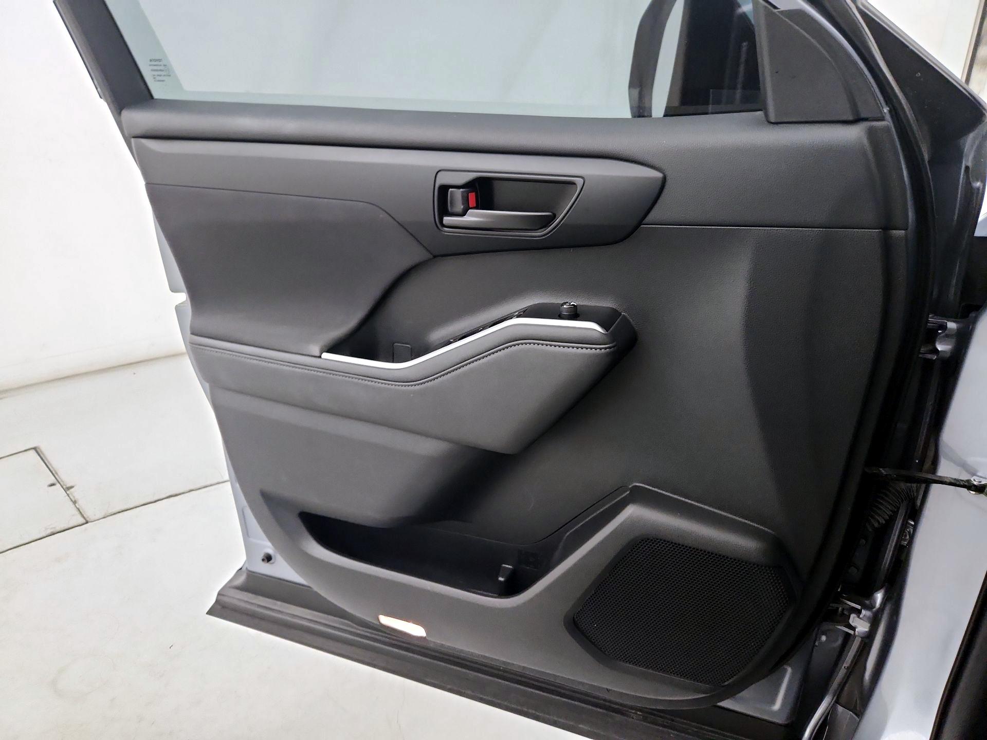 Thumbnail: 2023 Toyota Highlander - 12