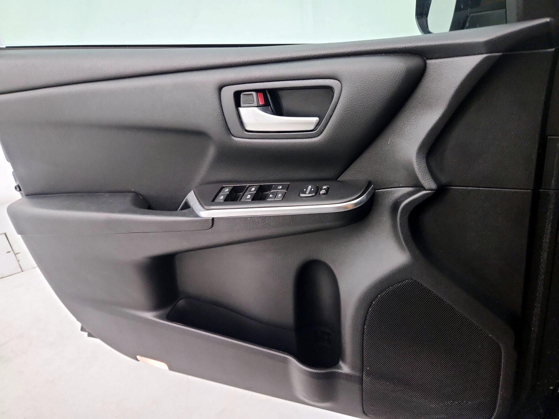 Thumbnail: 2016 Toyota Camry - 12