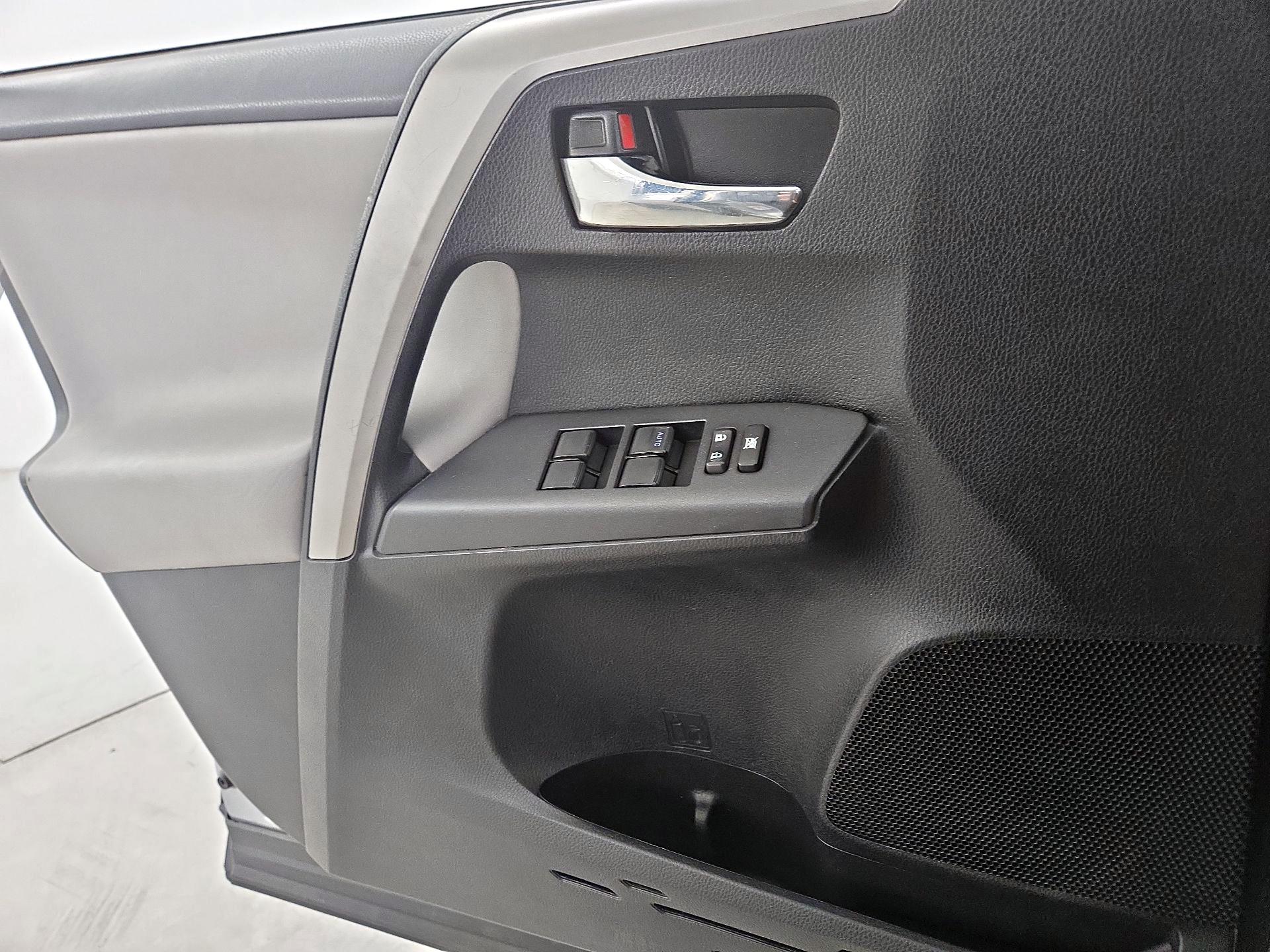 Thumbnail: 2016 Toyota RAV4 - 12