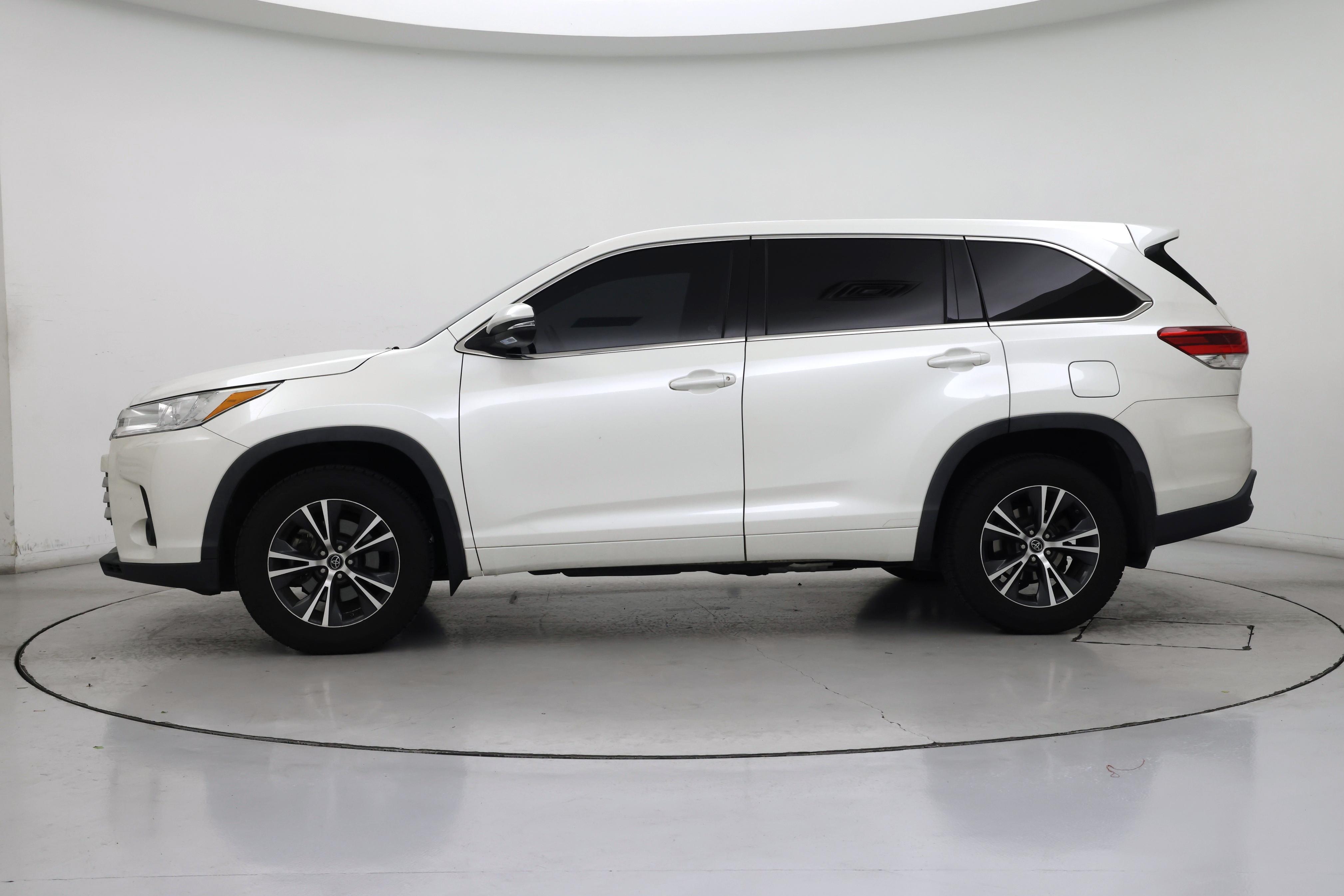 Thumbnail: 2017 Toyota Highlander - 3