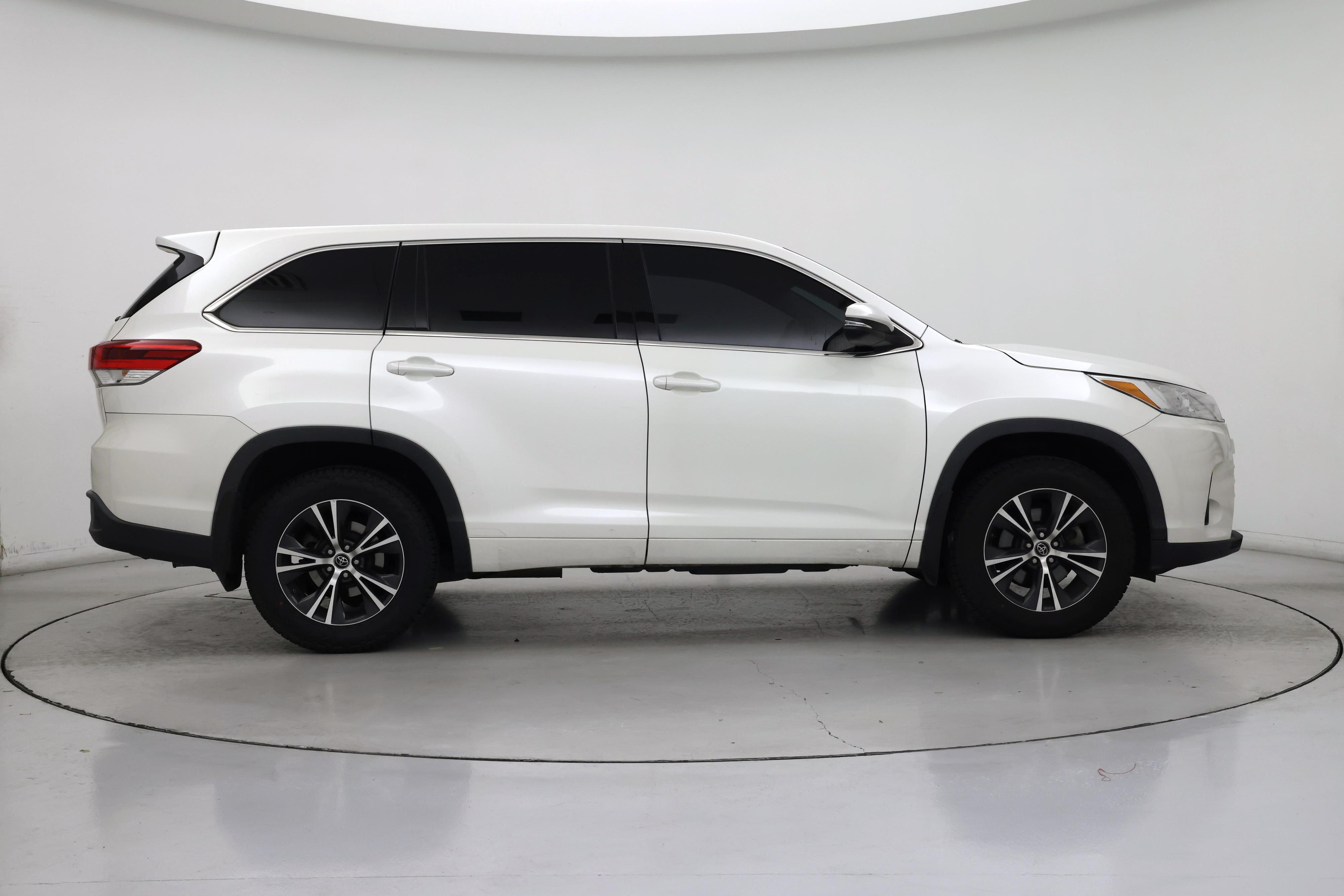 Thumbnail: 2017 Toyota Highlander - 7