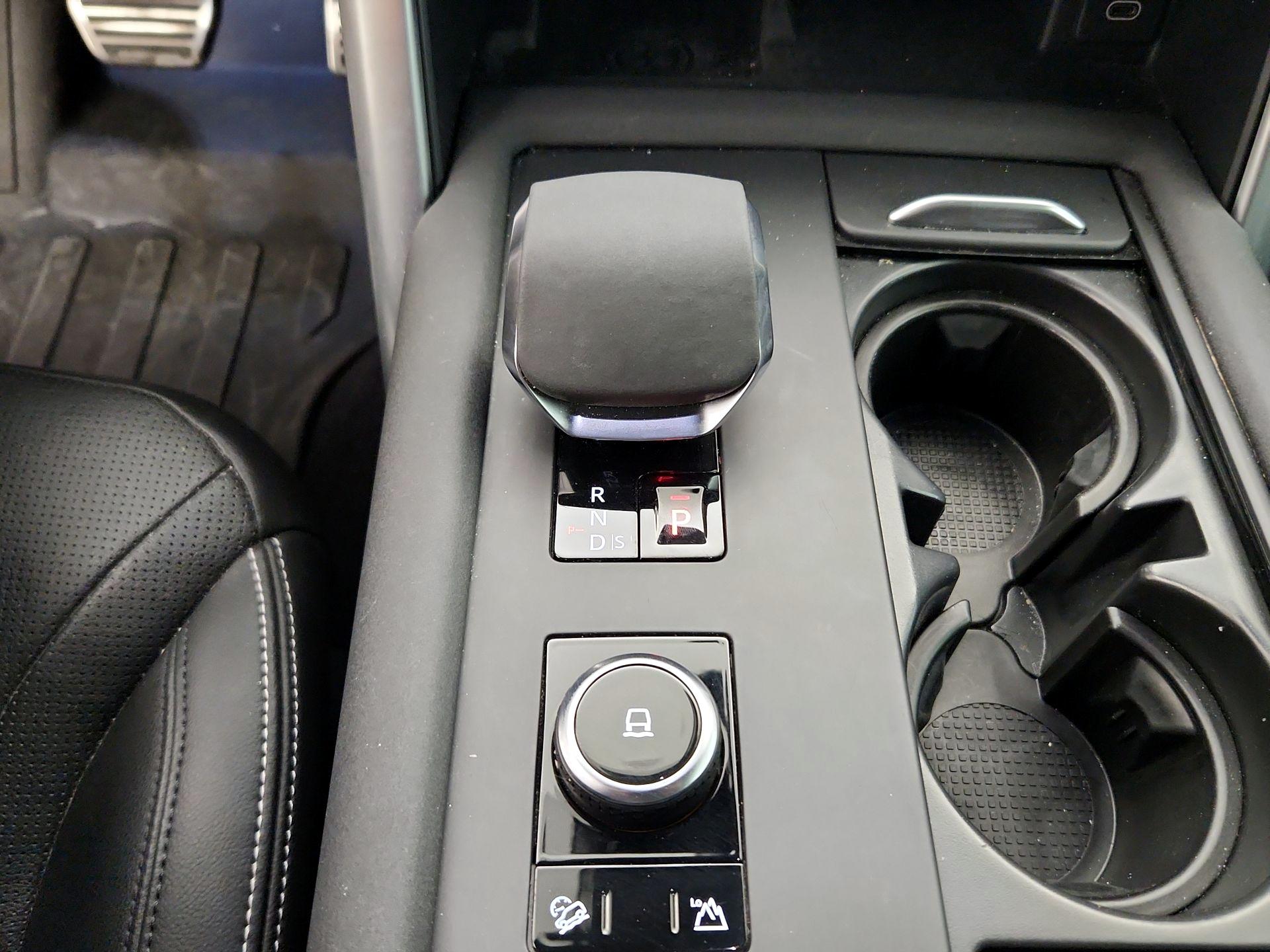 Thumbnail: 2023 Land Rover Discovery - 17