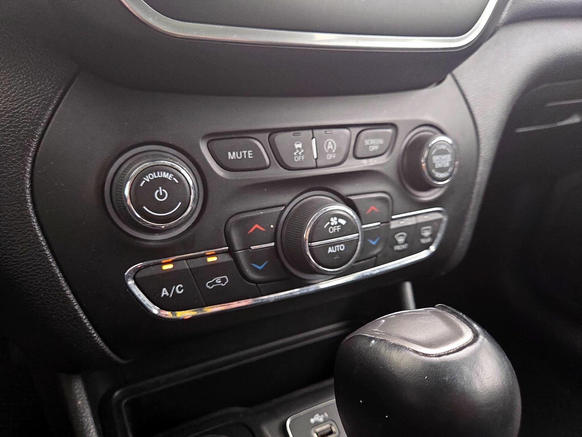 Thumbnail: 2022 Jeep Cherokee - 16